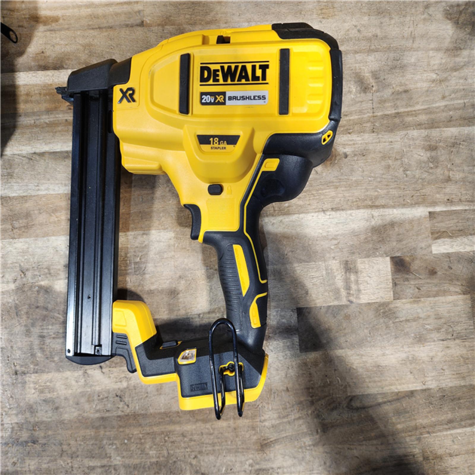 HOUSTON LOCATION - AS-IS DeWALT DCN681D1 20V MAX 18ga Cordless Brushless Narrow Crown Stapler Kit w/ BATTERY & CHARGER