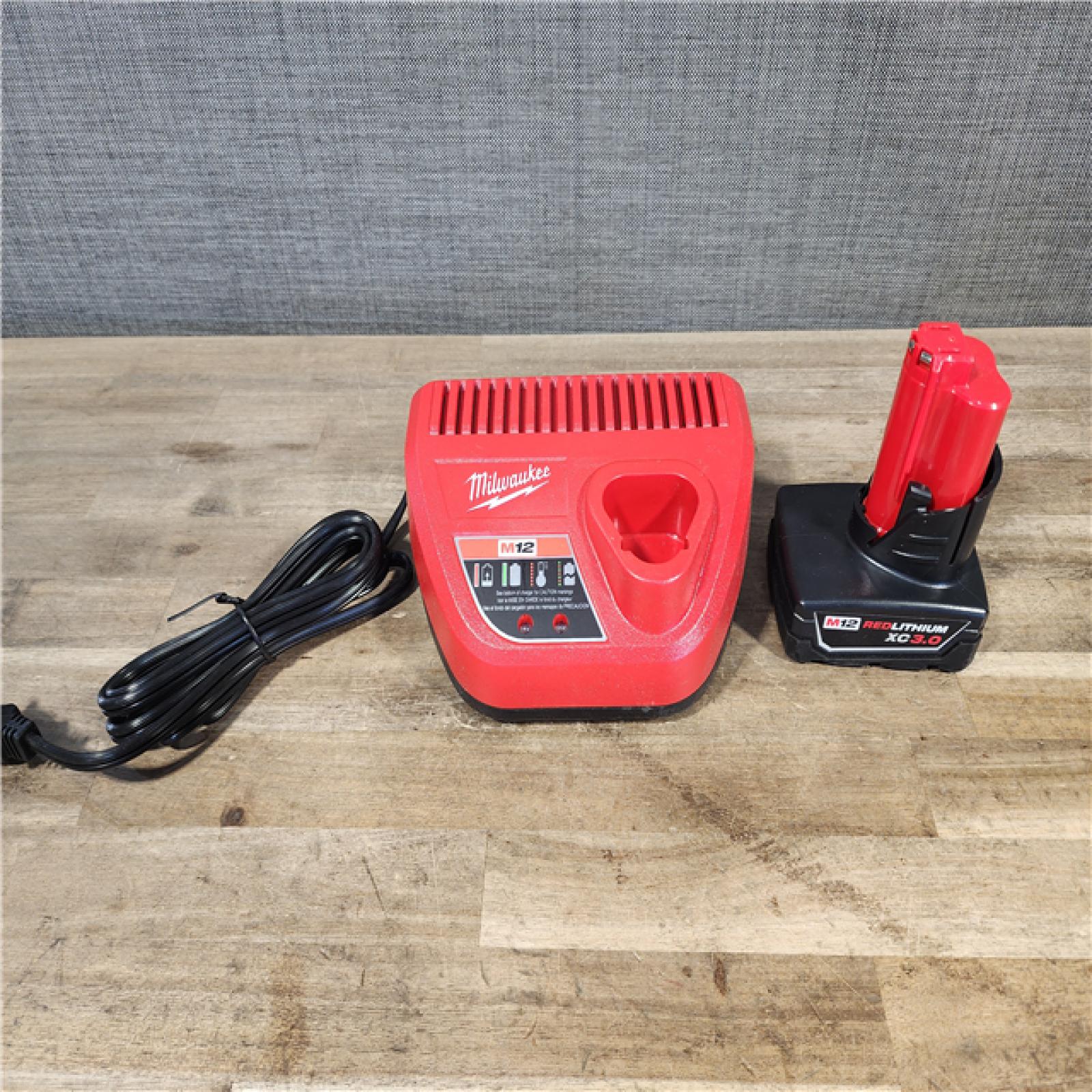 HOUSTON LOCATION - AS-IS Milwaukee Green 125 Ft. Cross Line and Plumb Points Laser Level Kit