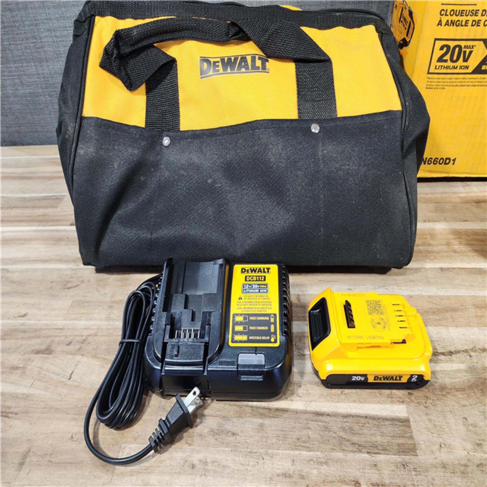 HOUSTON LOCATION - AS-IS DEWALT 20V MAX XR 16-Gauge Electric Cordless Angled Finishing Nailer Kit