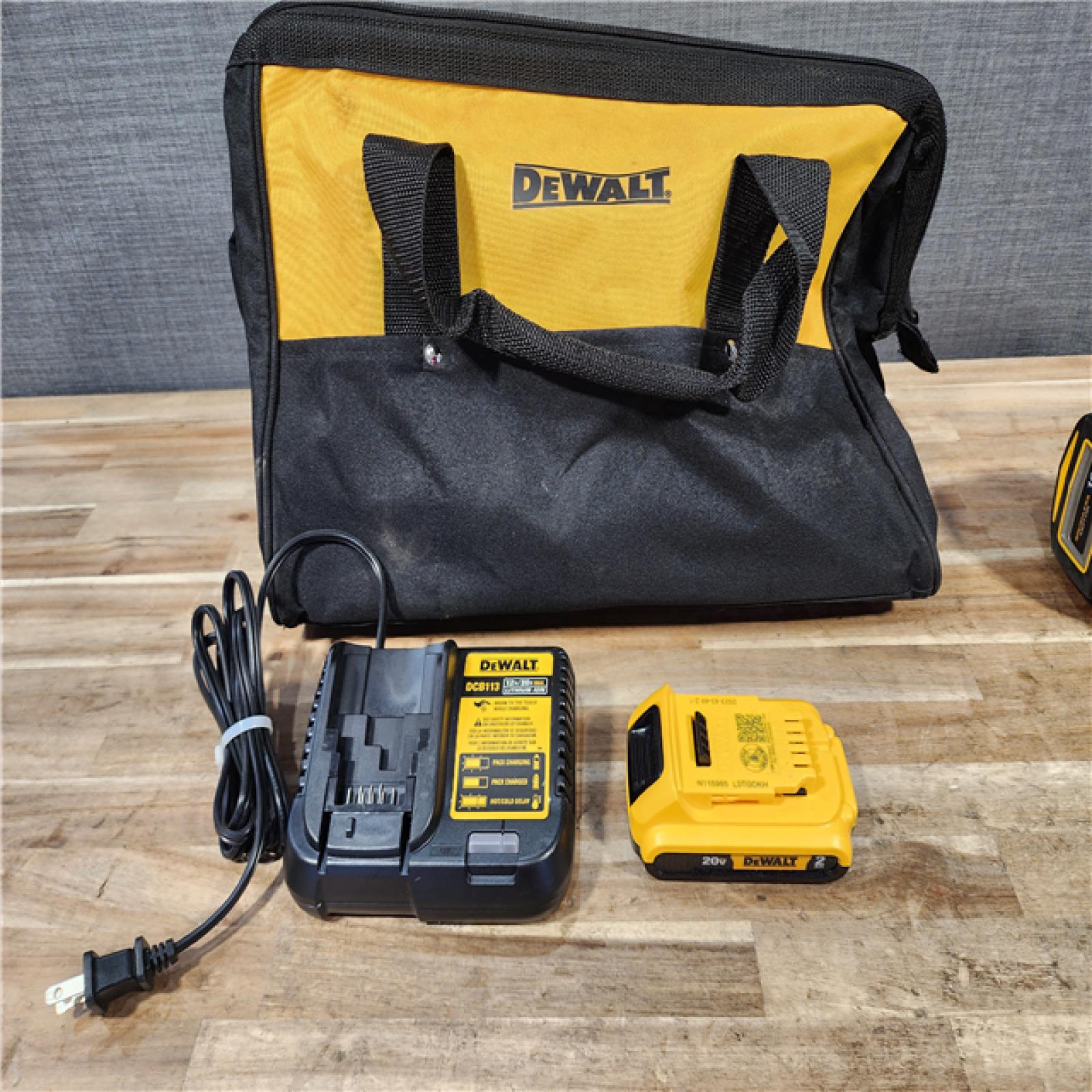 HOUSTON LOCATION - AS-IS DEWALT 20V MAX XR 16-Gauge Electric Cordless Angled Finishing Nailer Kit