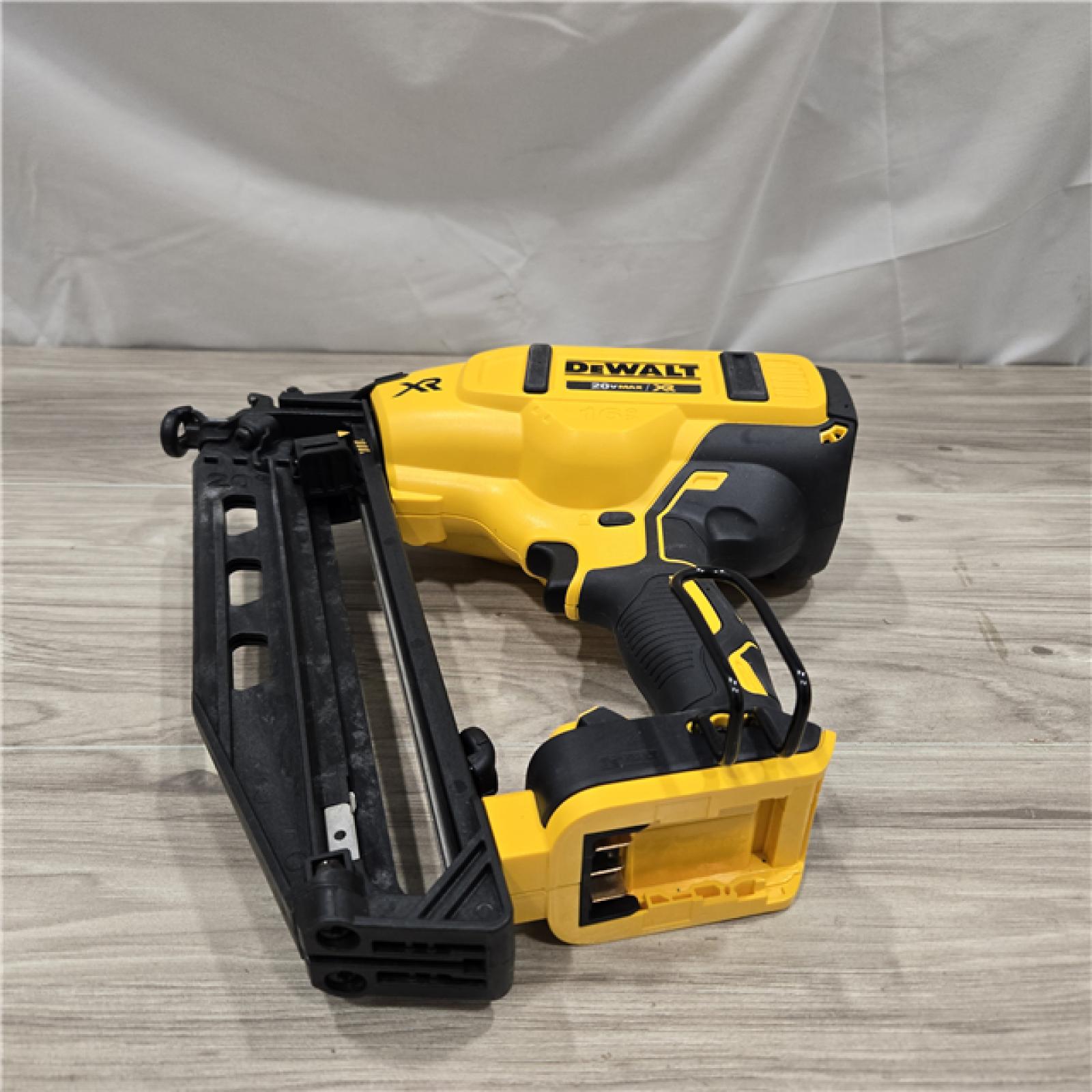 AS-IS DeWalt 20V 16 Gauge Cordless Angled Finish Nailer Kit