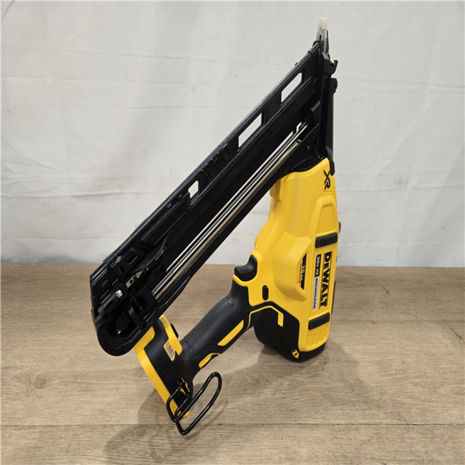 AS-IS DEWALT 20V MAX XR Cordless 2-1/2 in. 15-Gauge Finish Nailer Kit