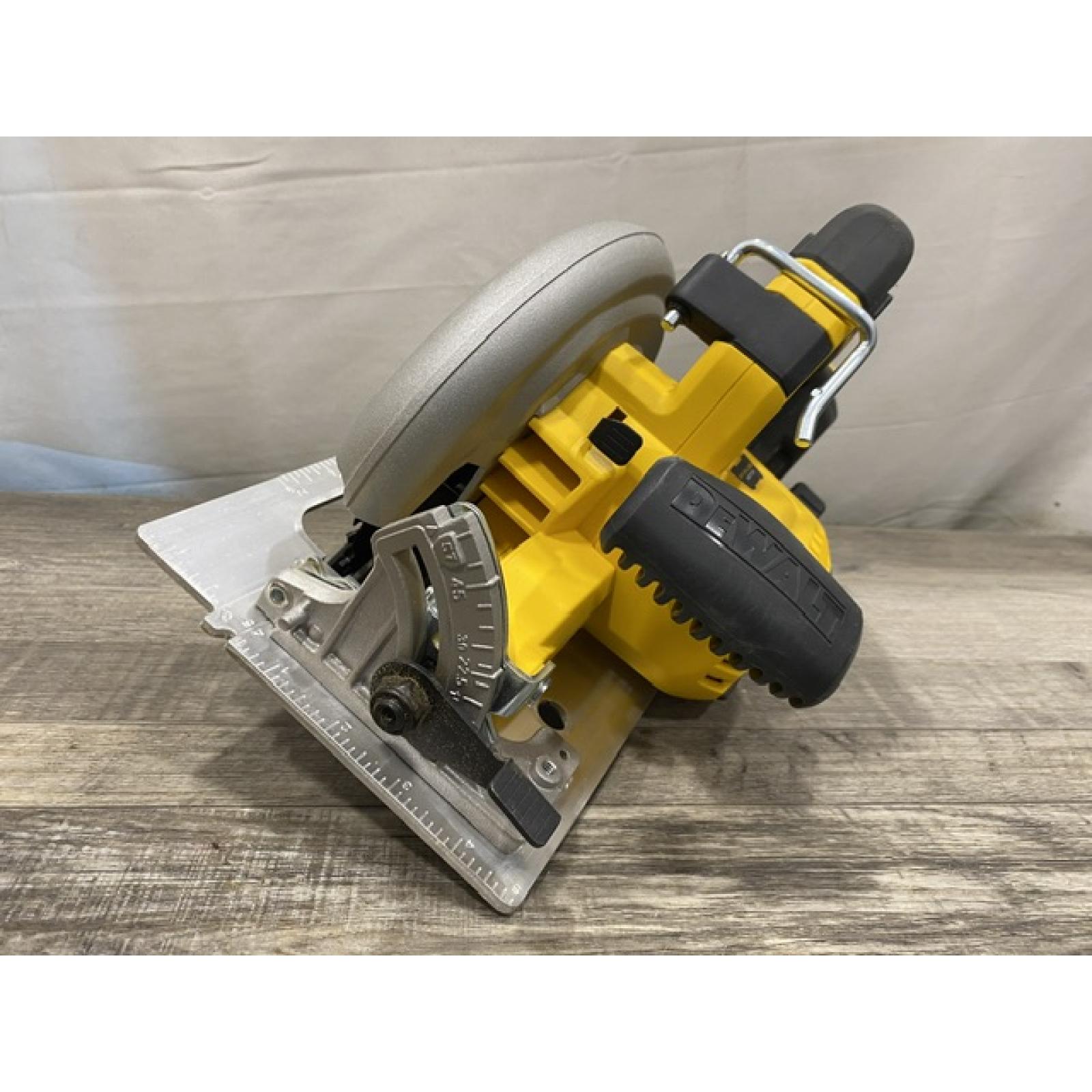 AS-IS DEWALT 20-Volt MAX 7-1/4 in. Cordless Circular Saw (Tool Only)