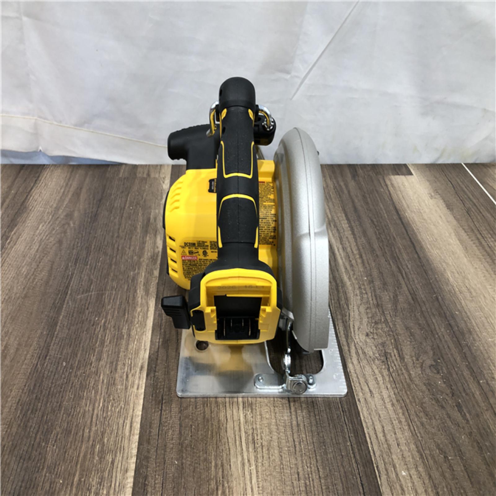 AS-IS DEWALT 20-Volt MAX 7-1/4 in. Cordless Circular Saw (Tool Only)