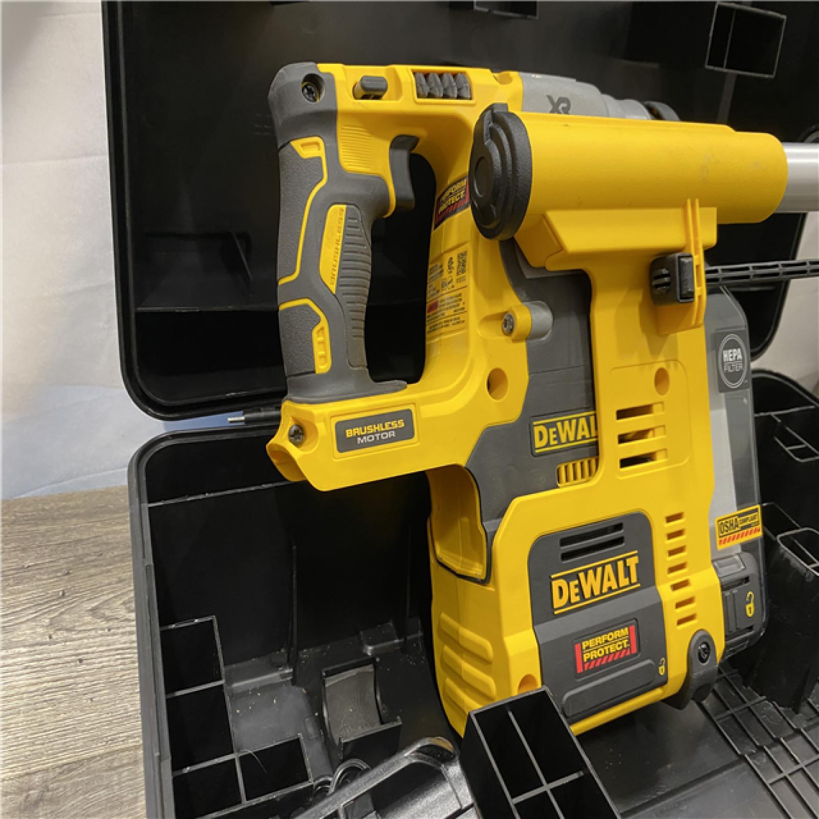 AS-IS DEWALT (Brand Rating: 4.5/5) 20V MAX XR Brushless 1 in. SDS Plus L-Shape Rotary Hammer Kit
