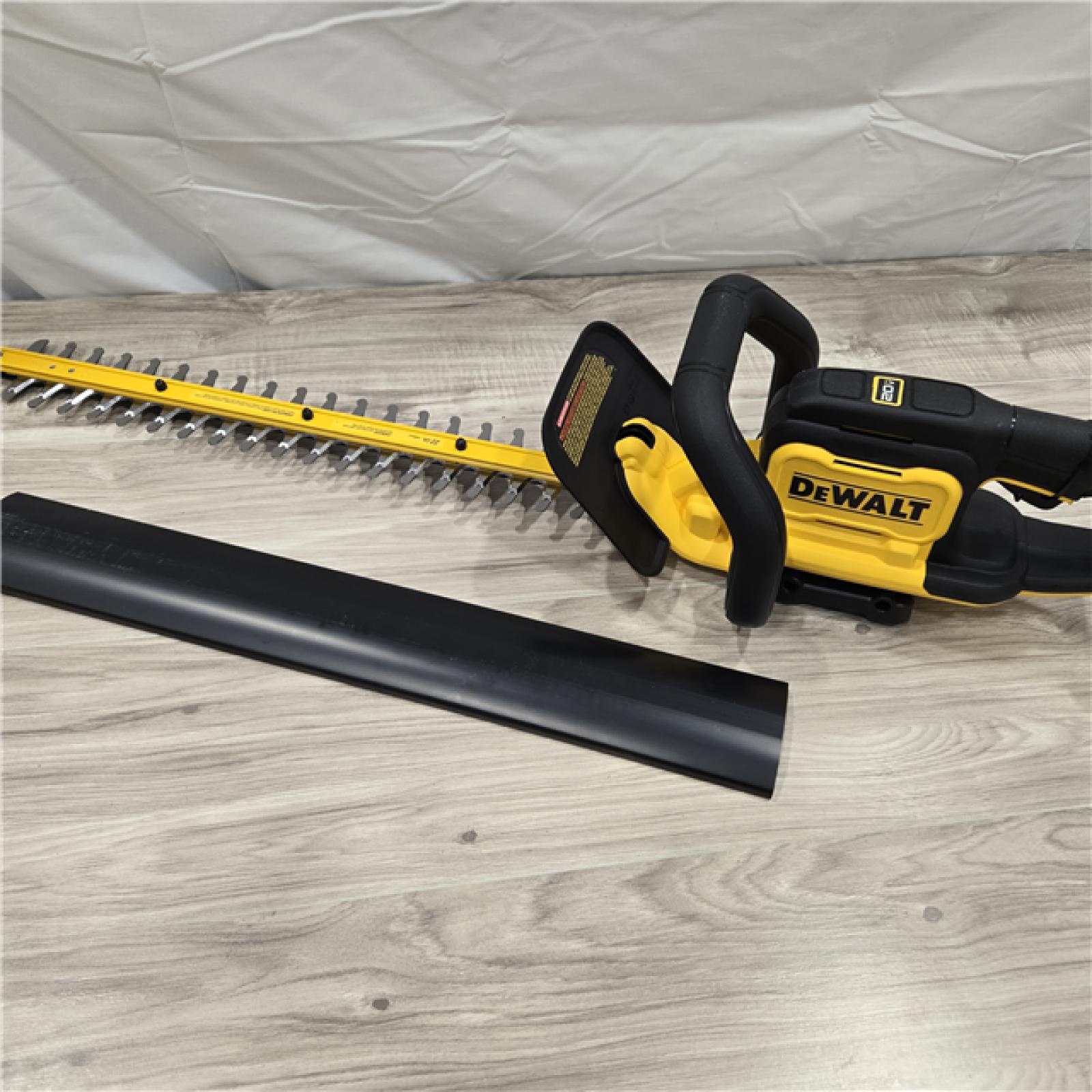 LIKE NEW! - DEWALT 20V MAX 22 Cordless Hedge Trimmer(Tool Only)