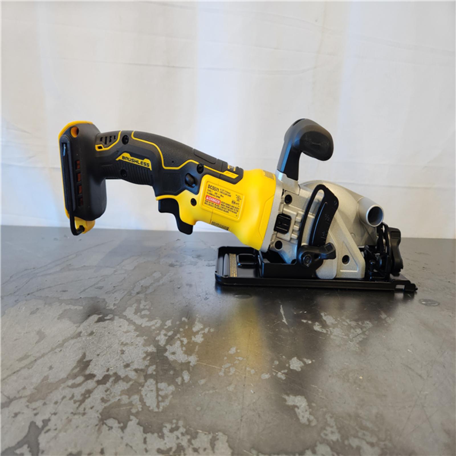 AS-IS- DEWALT Atomic 20-Volt Maximum Lithium-Ion Cordless Brushless 4-1/2 in. Circular Saw Kit
