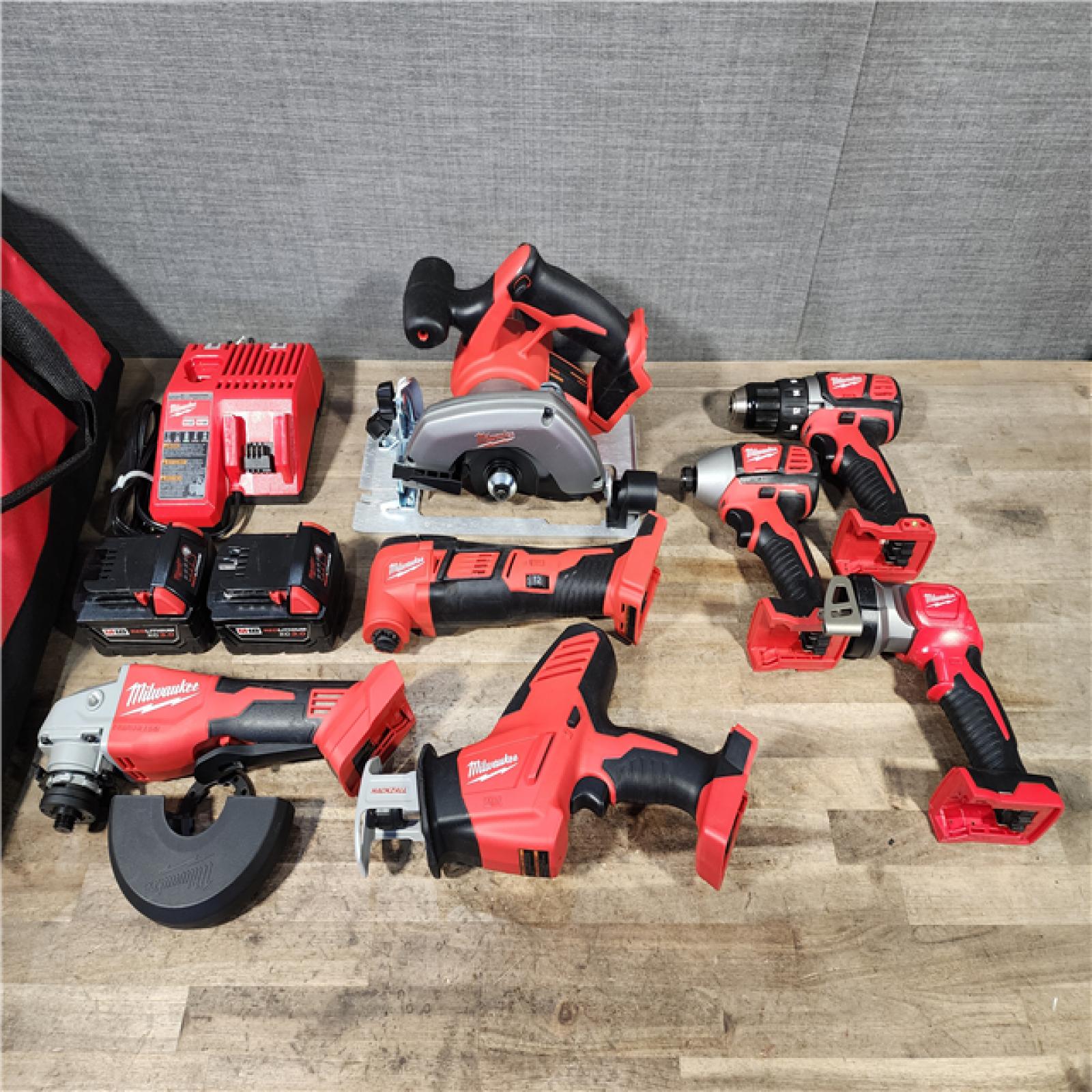 HOUSTON LOCATION - AS-IS MILWAUKEE 7 TOOL COMBO KIT W/ (2) BATTERY & CHARGER