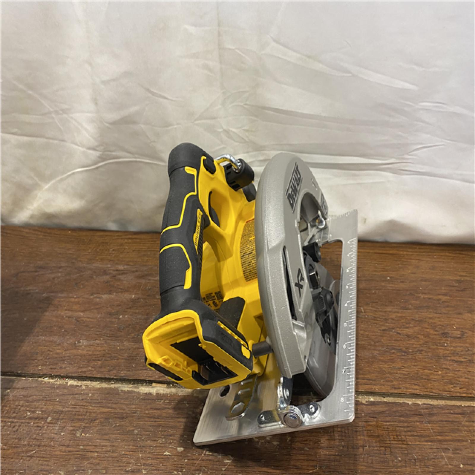 AS-IS DEWALT 20-Volt MAX 7-1/4 in. Cordless Circular Saw (Tool Only)