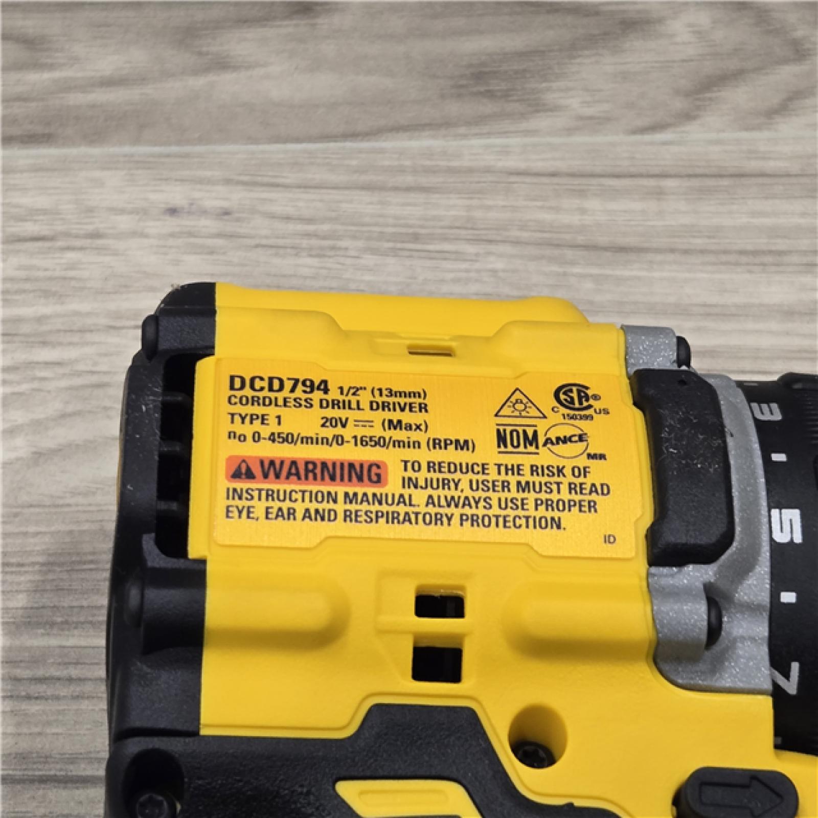 AS-IS DEWALT ATOMIC COMPACT SERIES 20V MAX* Cordless 1/2 Drill/Driver Kit