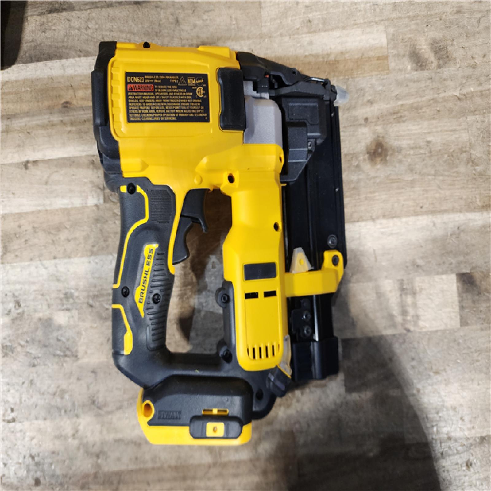 HOUSTON LOCATION - AS-IS DEWALT ATOMIC 20V MAX Lithium Ion Cordless 23 Gauge Pin Nailer Kit