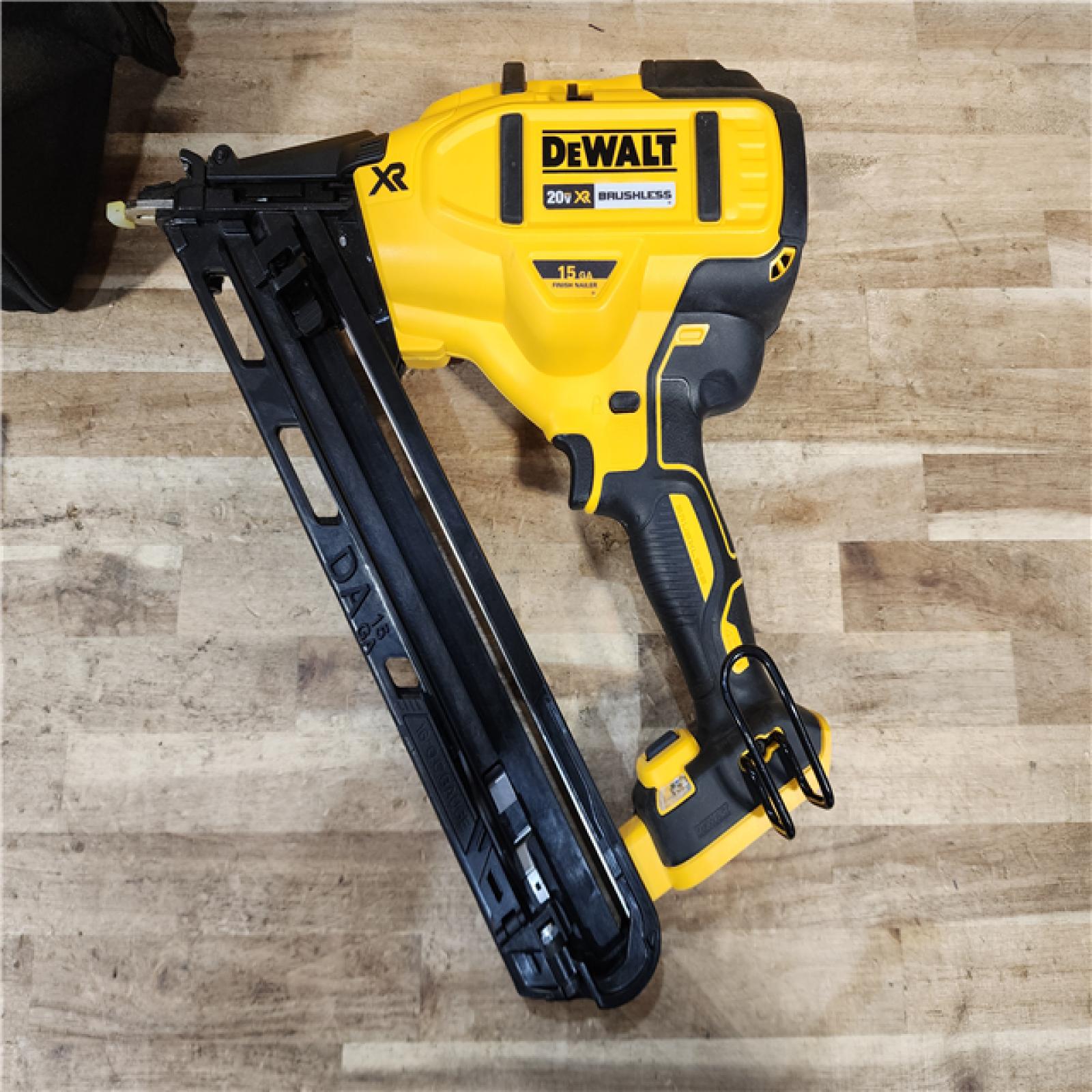 HOUSTON LOCATION - AS-IS DEWALT 20V MAX XR Lithium-Ion Cordless 2-1/2 in. 15-Gauge Finish Nailer Kit