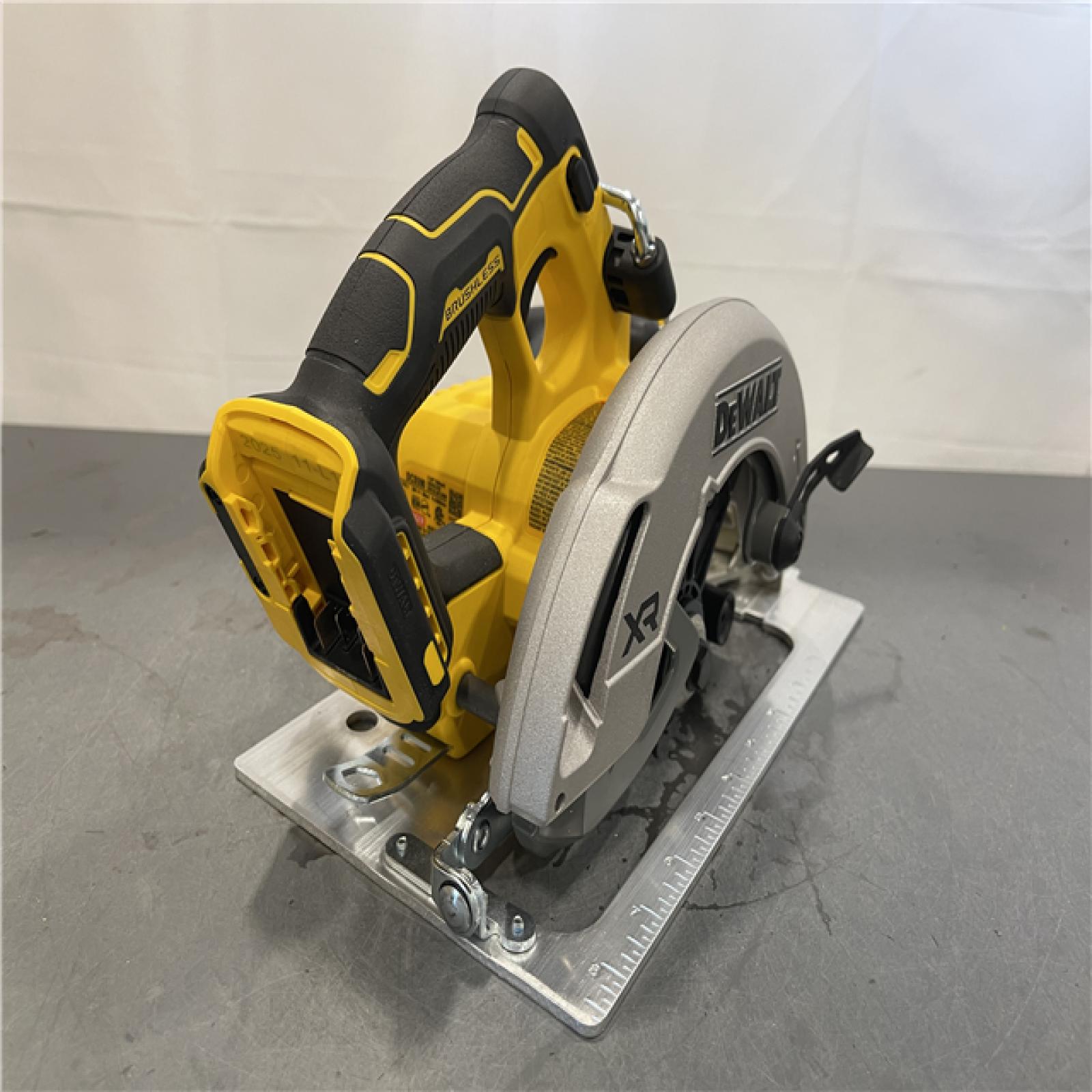 AS-IS - DEWALT 20-Volt MAX 7-1/4 in. Cordless Circular Saw