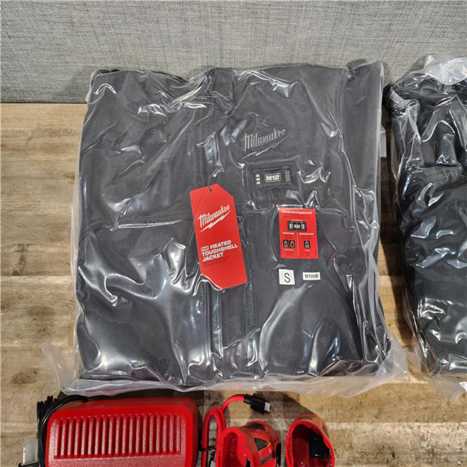 HOUSTON LOCATION - AS-IS MILWAUKEE 2 HEATED CLOTHING COMBO KIT