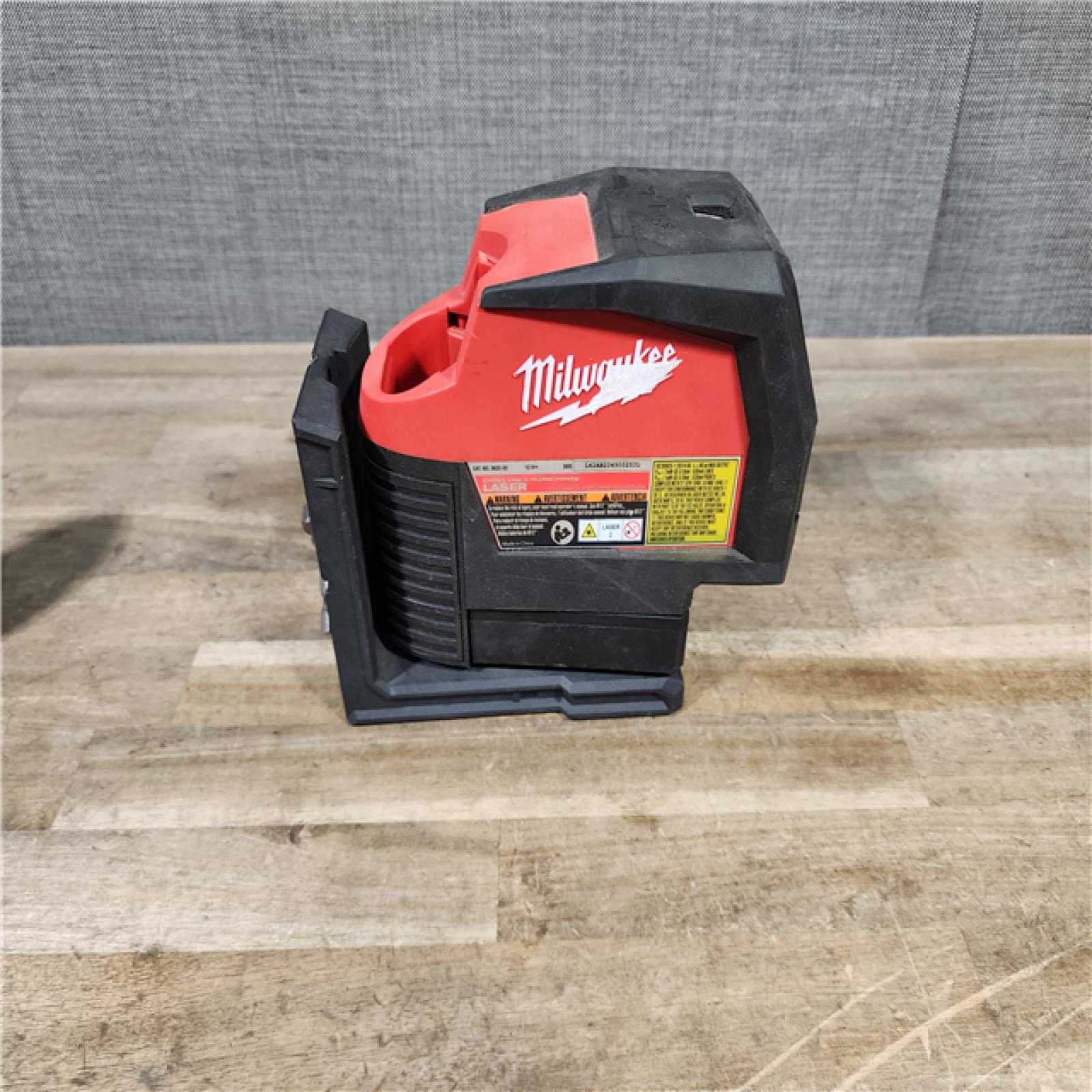 HOUSTON LOCATION - AS-IS Milwaukee Green 125 Ft. Cross Line and Plumb Points Laser Level Kit