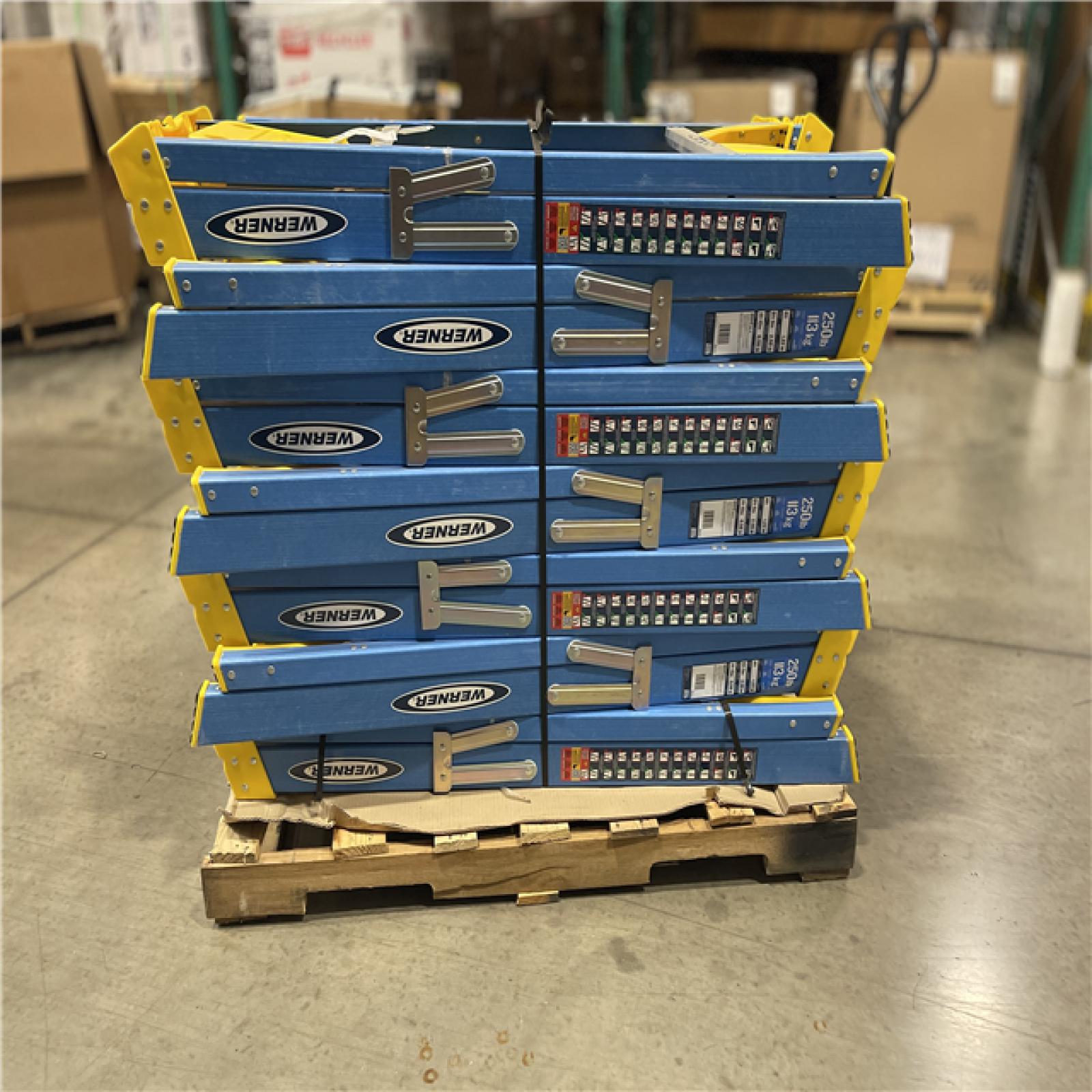 DALLAS LOCATION - WERNER 4ft Type I Fiberglass Step Ladder with Shelf 6004S PALLET-(14 UNITS)