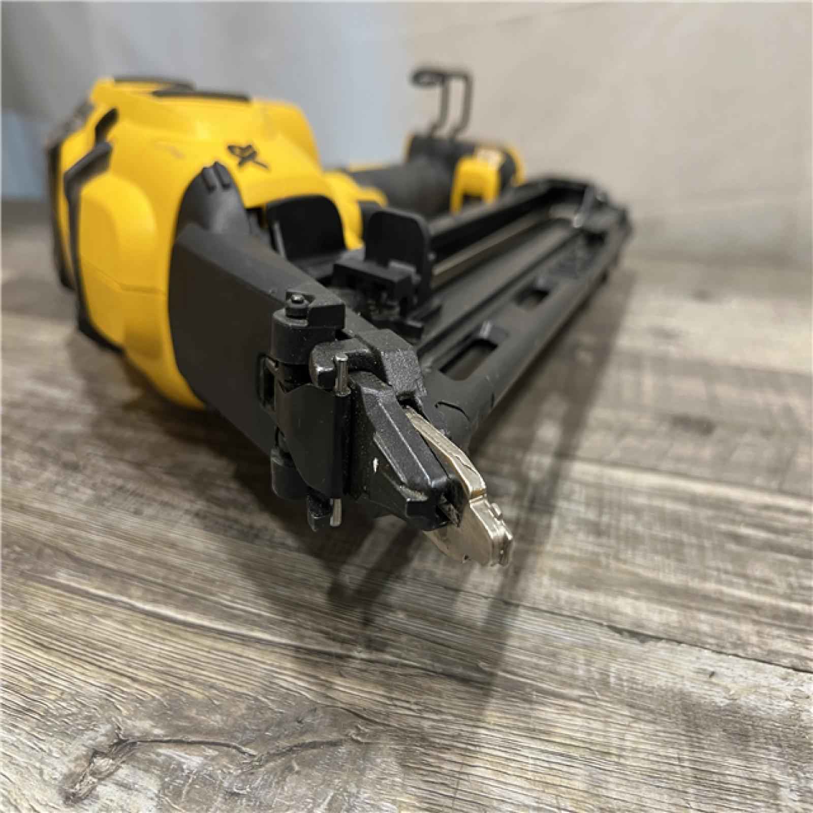 AS-IS DEWALT 20V MAX XR Lithium-Ion Cordless 2-1/2 in. 15-Gauge Finish Nailer Kit
