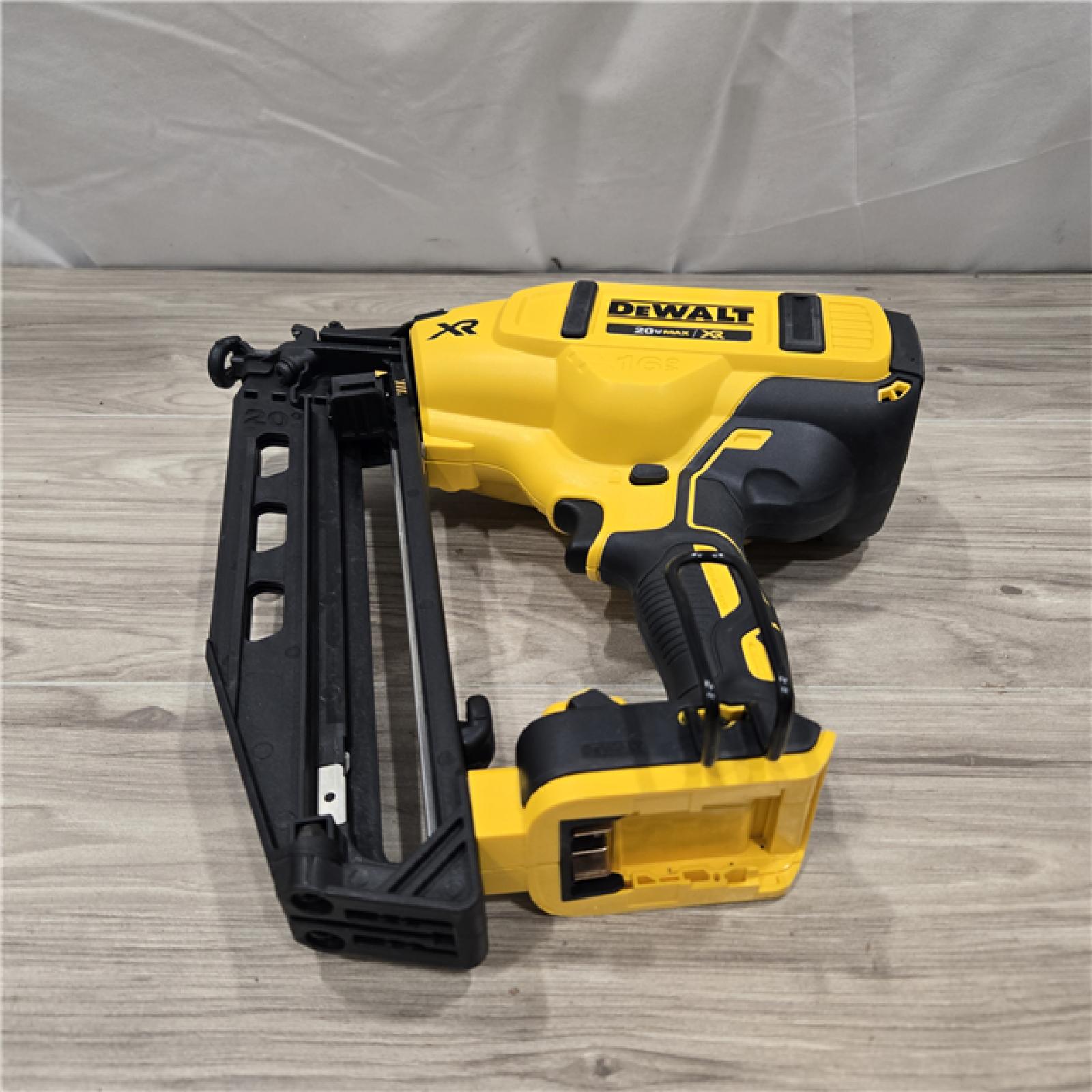 AS-IS DeWalt 20V 16 Gauge Cordless Angled Finish Nailer Kit
