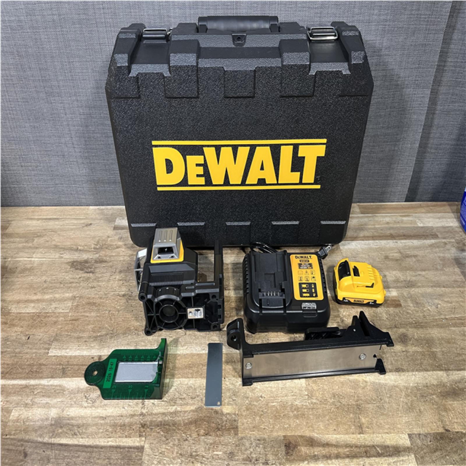 Houston Location AS-IS DeWalt Self Leveling 3 x 360 Line Laser and Battery with Charger