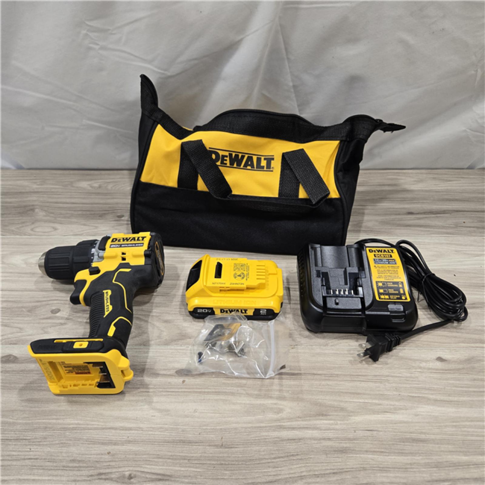 AS-IS DEWALT ATOMIC COMPACT SERIES 20V MAX* Cordless 1/2 Drill/Driver Kit