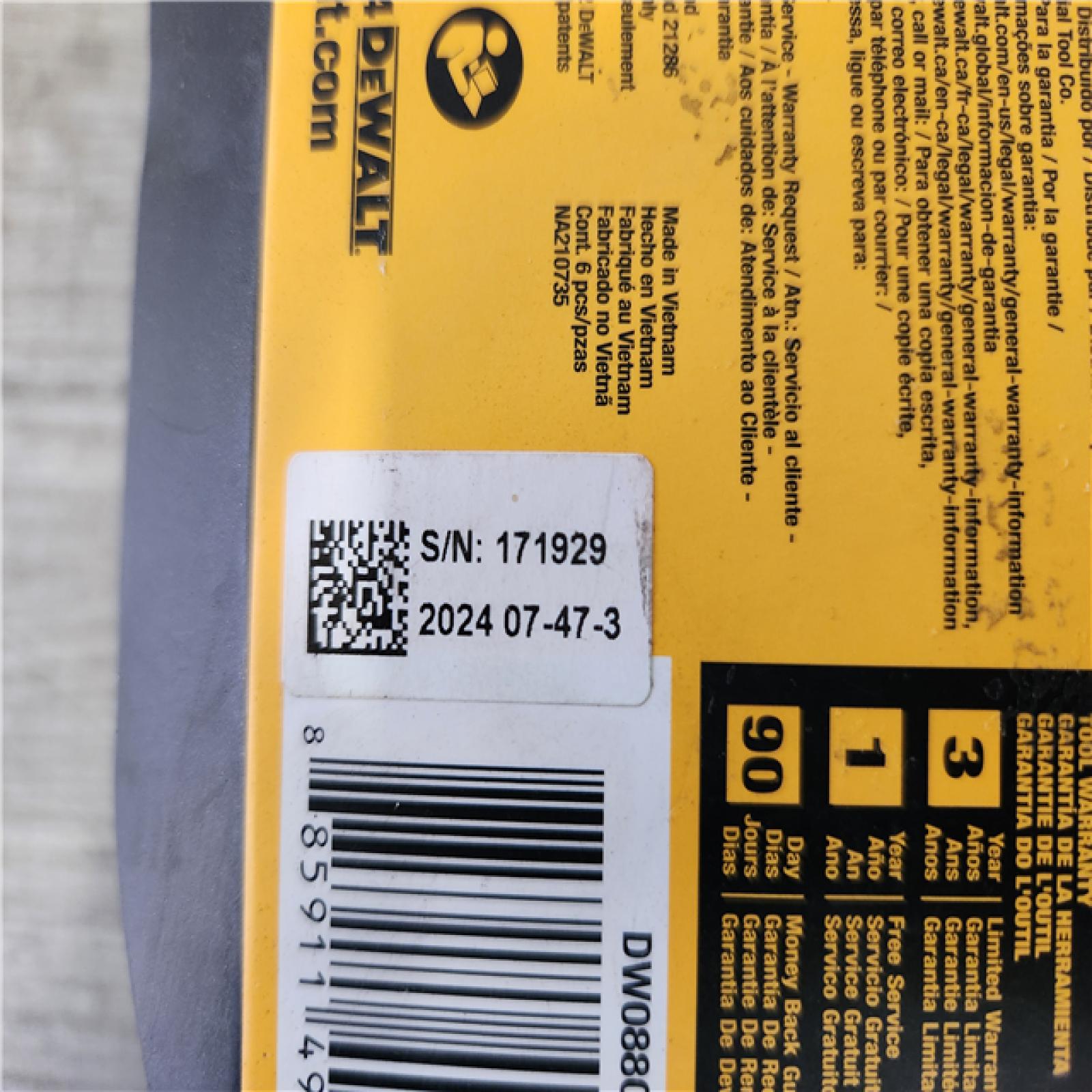 Phoenix Location DEWALT 100 ft. Green Self-Leveling Cross Line Laser Level with (3) AA Batteries & Case
