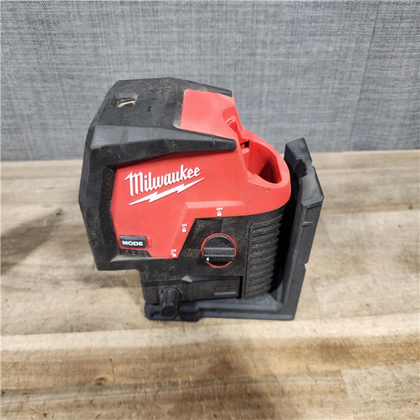 HOUSTON LOCATION - AS-IS Milwaukee Green 125 Ft. Cross Line and Plumb Points Laser Level Kit