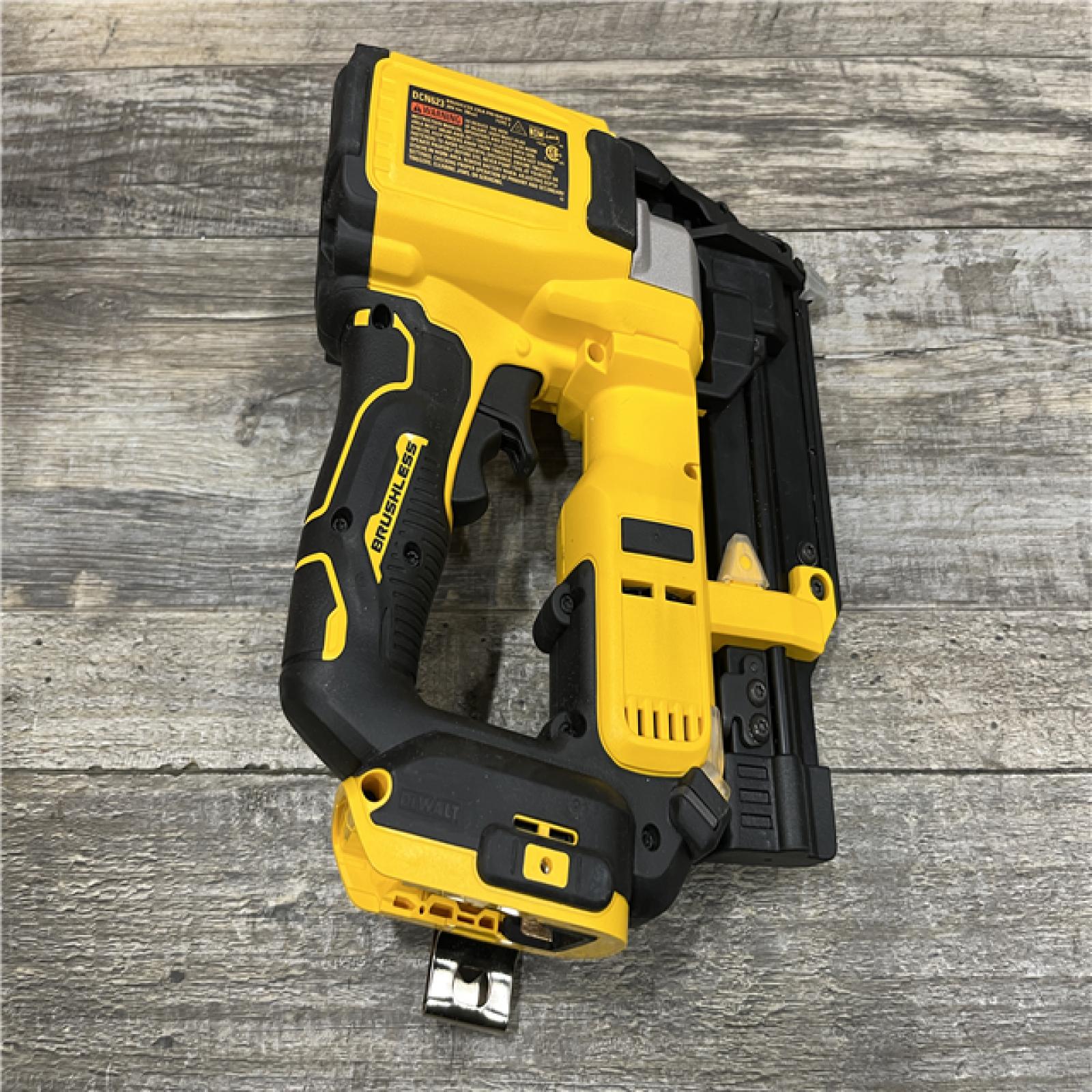 AS-IS DEWALT ATOMIC 20V MAX Lithium Ion Cordless 23 Gauge Pin Nailer Kit