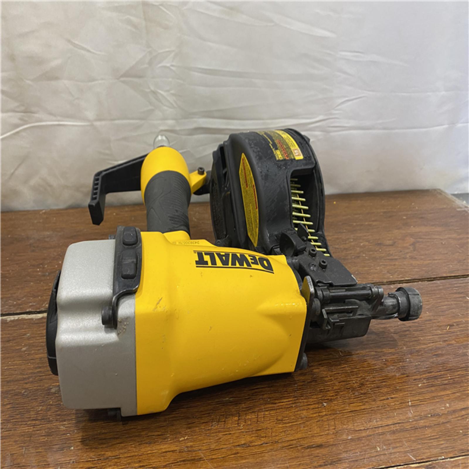 AS-IS DEWALT DW66C-1 2-1/2 Inch 15 Degree Coil Siding and Fencing Nailer