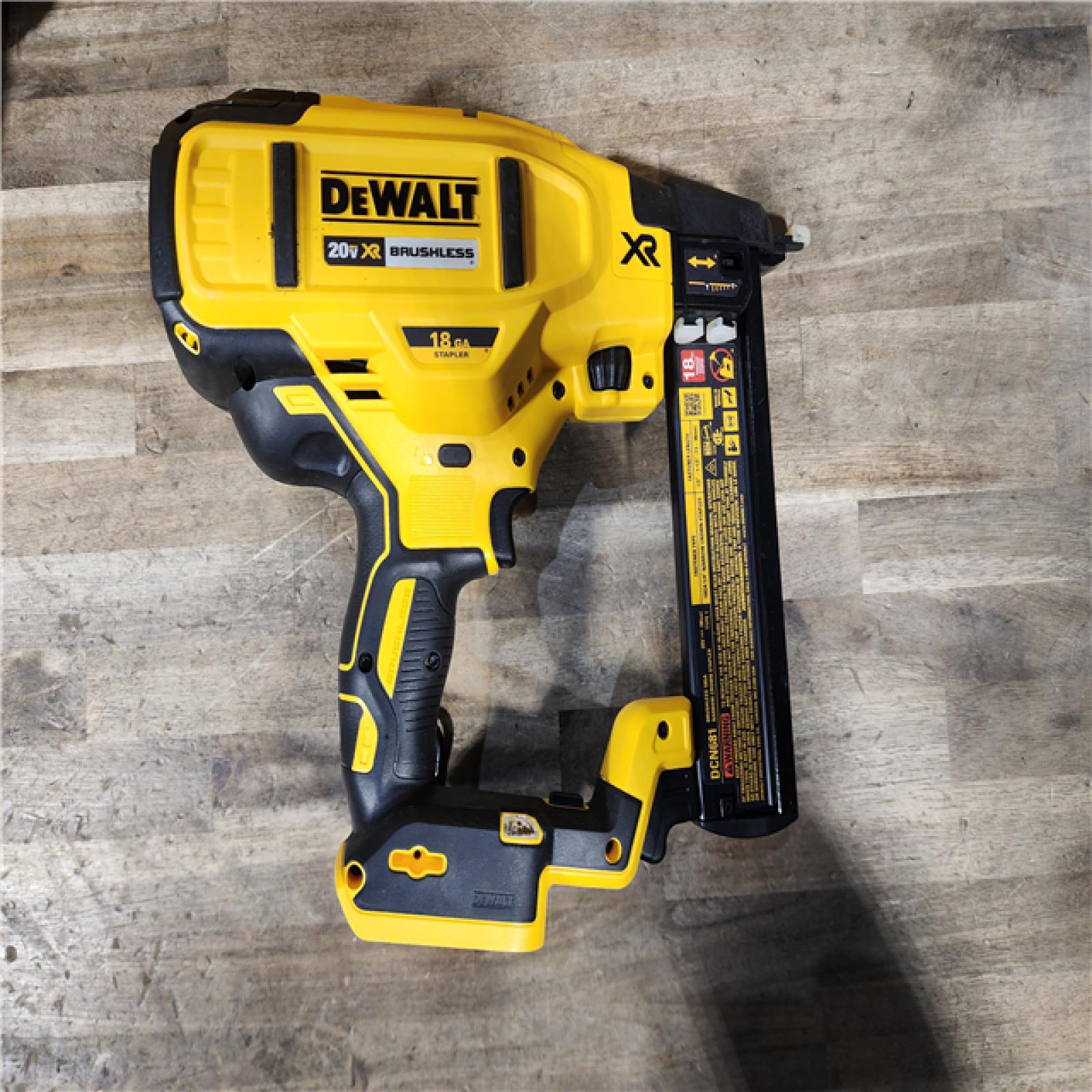 HOUSTON LOCATION - AS-IS (APPEARS LIKE NEW) DeWALT DCN681D1 20V MAX 18ga Cordless Brushless Narrow Crown Stapler Kit w/ BATTERY & CHARGER