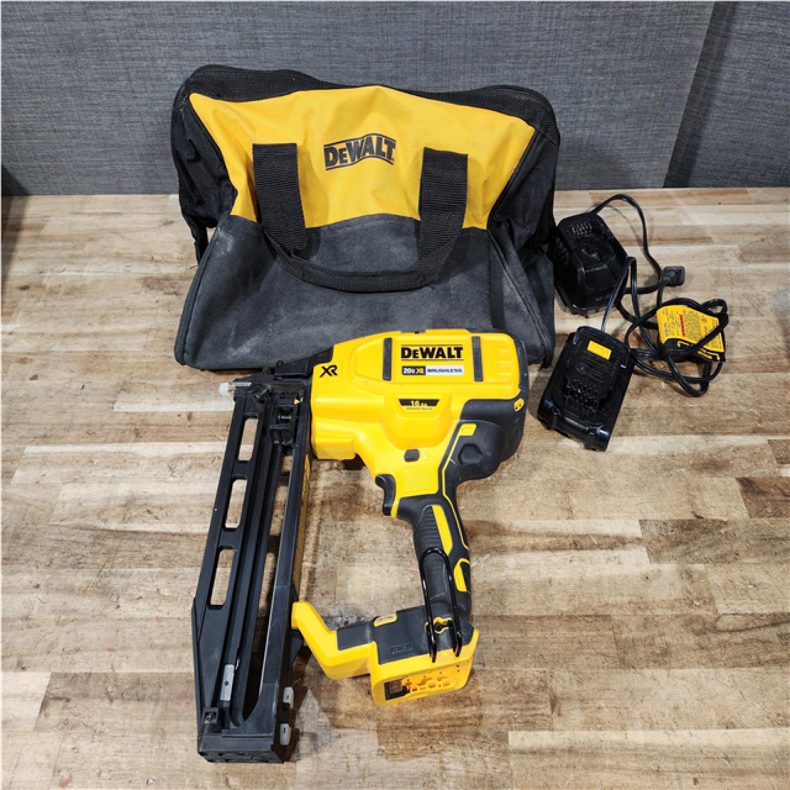 Houston Location AS-IS DEWALT 20V MAX XR Lithium-Ion 16-Gauge Cordless Finish Nailer Kit