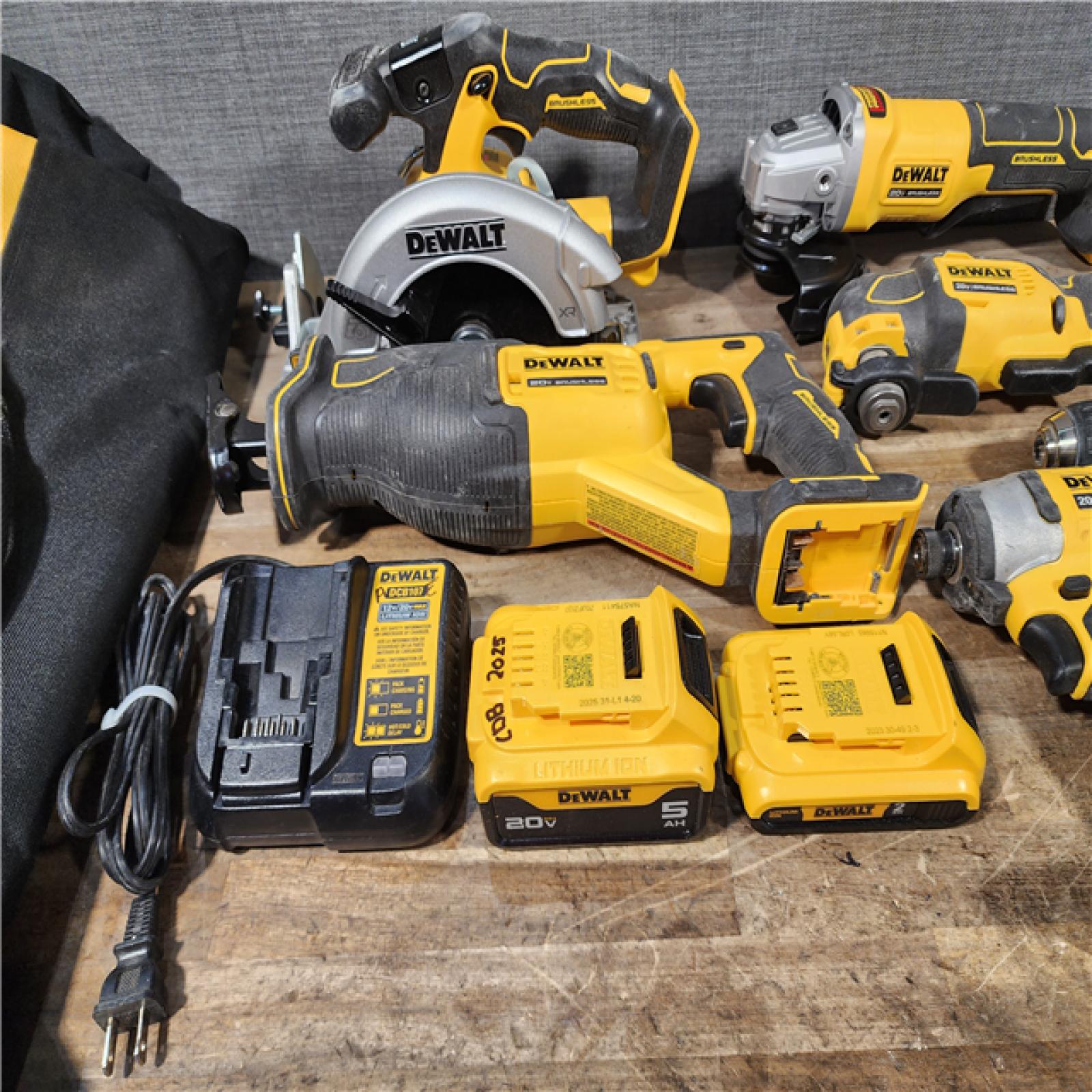 HOUSTON LOCATION - AS-IS DEWALT 8 TOOL COMBO KIT W/ (2) BATTERY & CHARGER