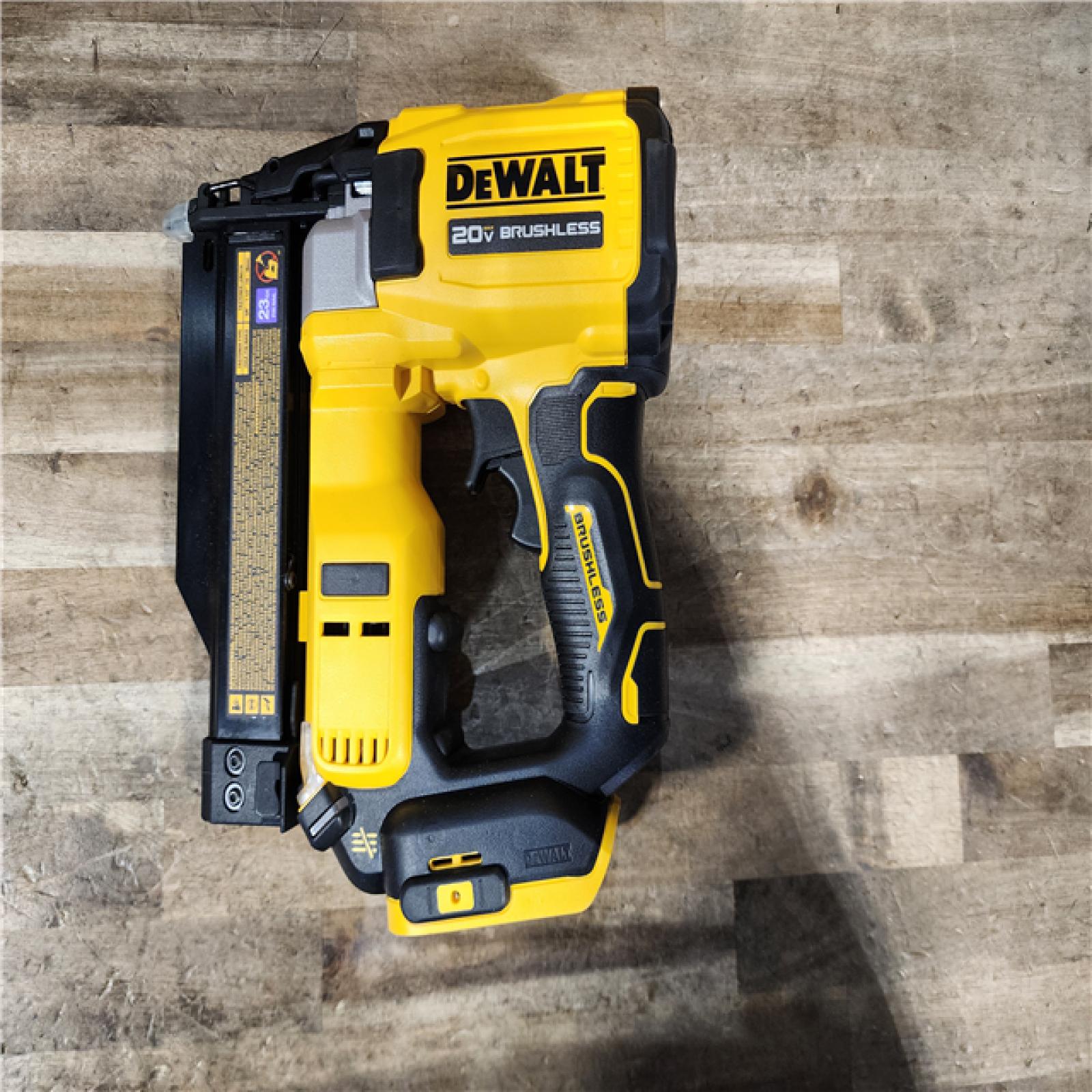 HOUSTON LOCATION - AS-IS DEWALT ATOMIC 20V MAX Lithium Ion Cordless 23 Gauge Pin Nailer Kit