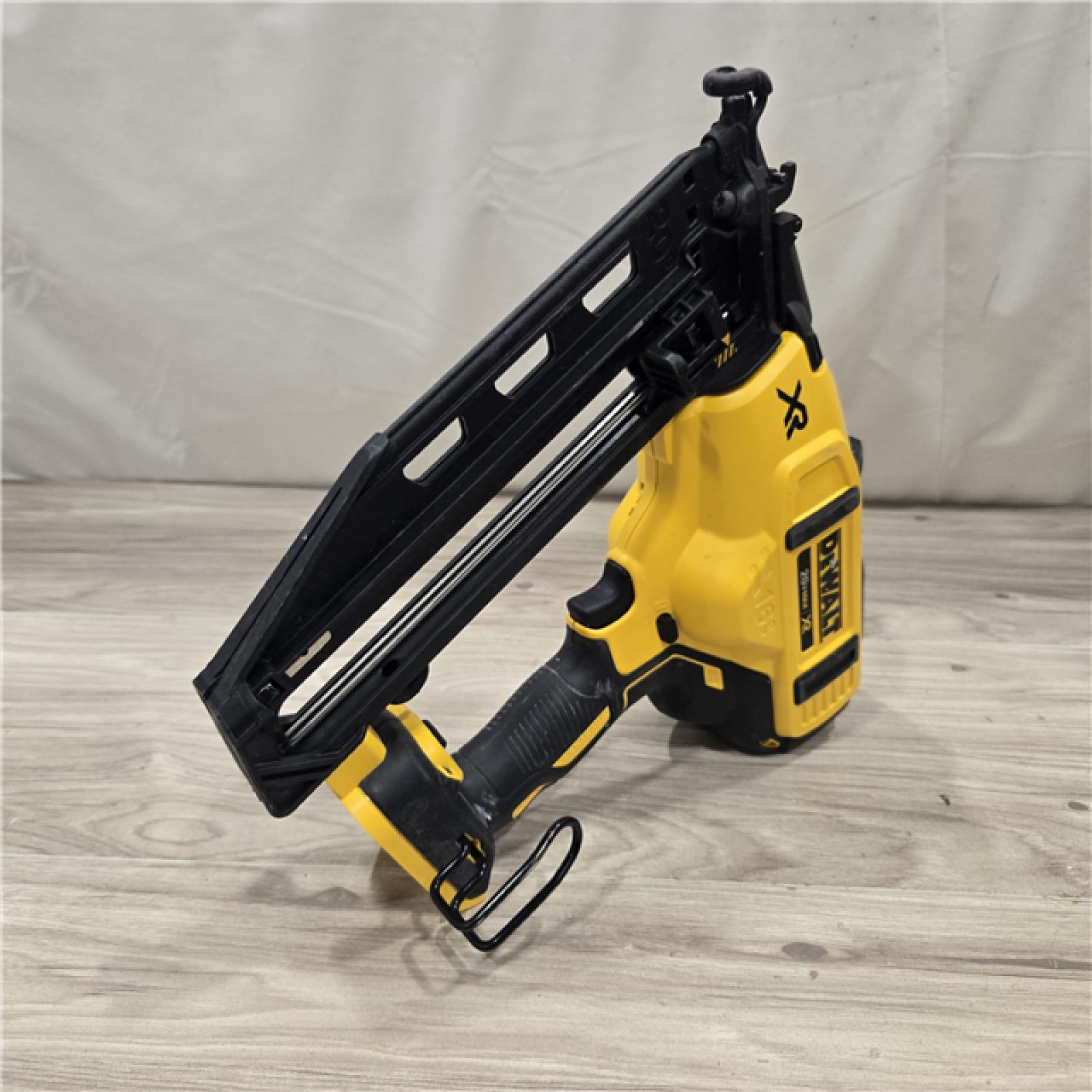 AS-IS DeWalt 20V 16 Gauge Cordless Angled Finish Nailer Kit