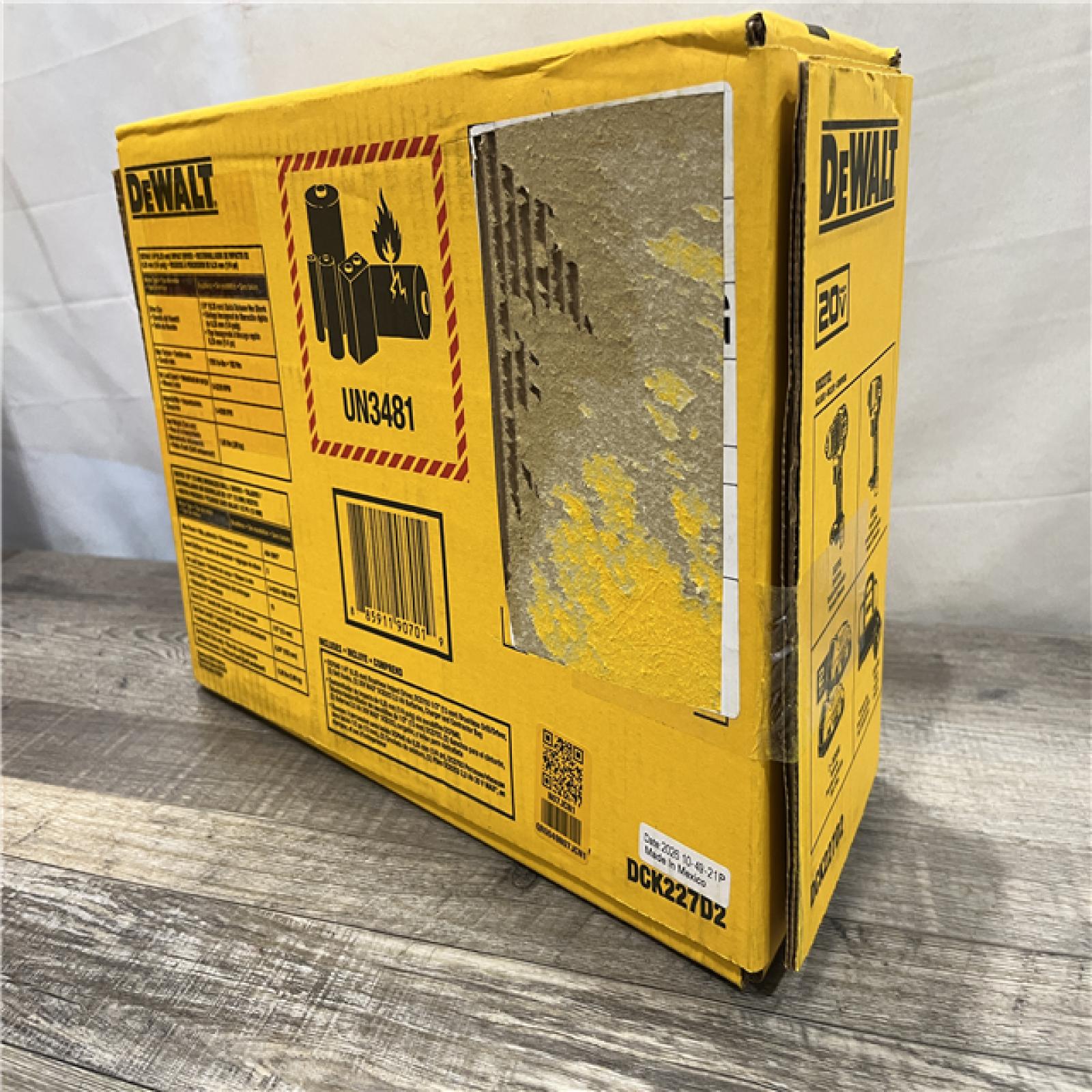 NEW - DEWALT 20V MAX Brushless 1/2 in. Drill Driver & 1/4 in. Impact Driver Kit