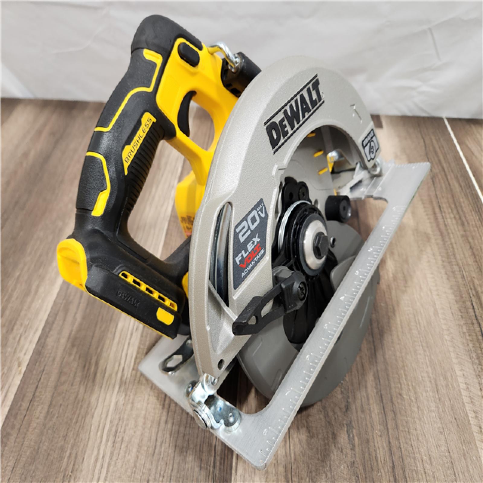 GOOD DEWALT 20V MAX Cordless Brushless 7-1/4 in. Sidewinder Style Circular Saw with FLEXVOLT ADVANTAGE (Tool Only)