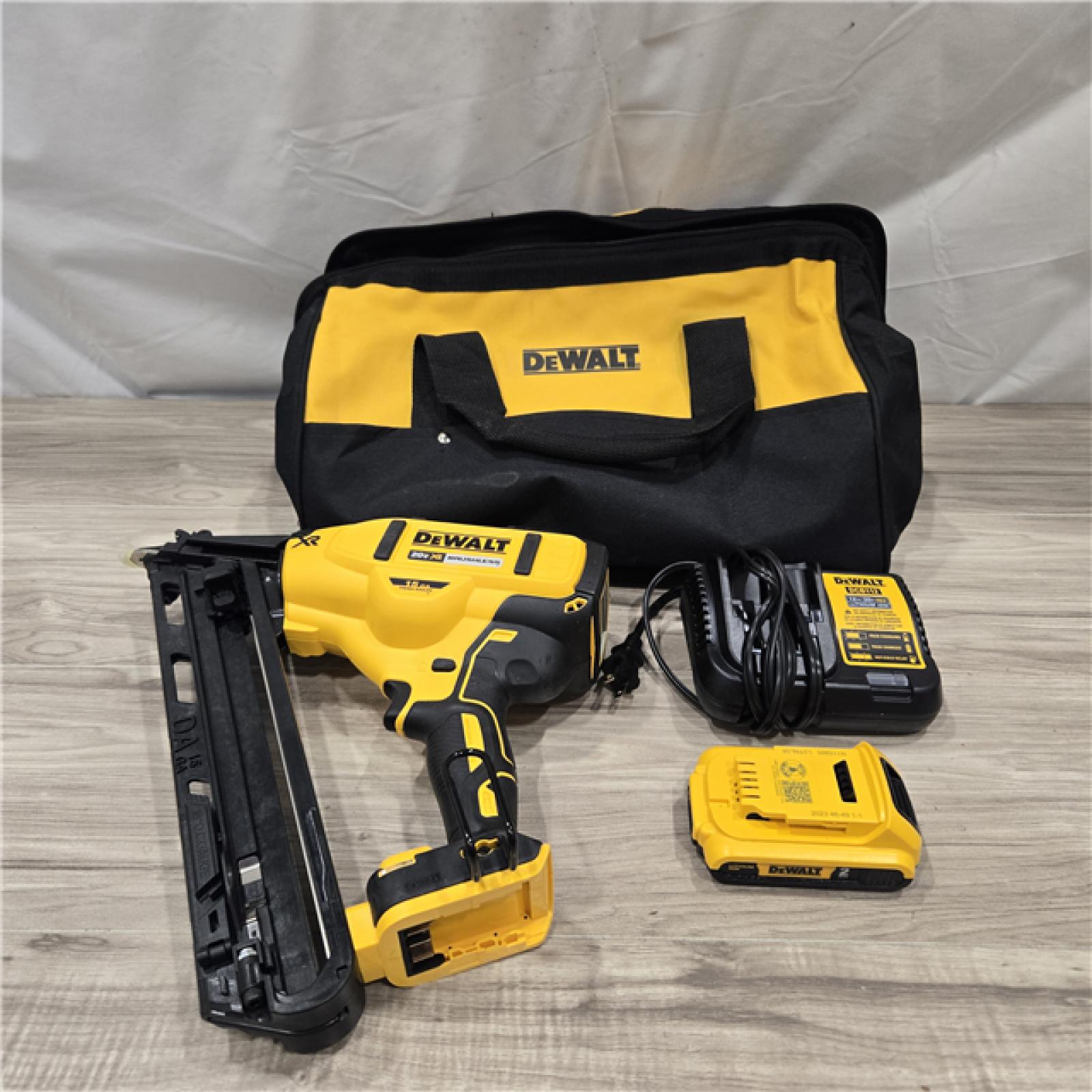AS-IS DeWalt 15 GA ANGLED FINISH NAILER KIT
