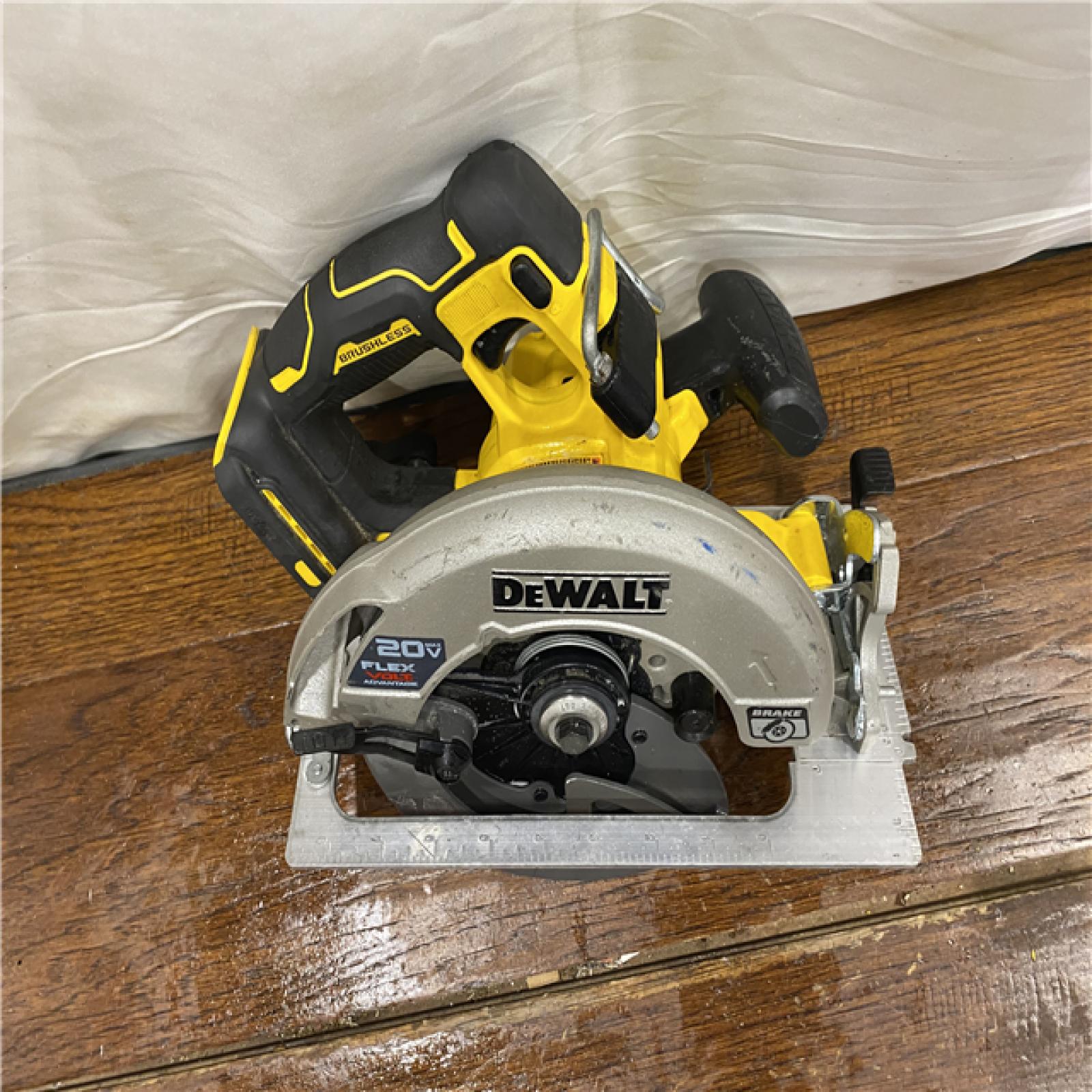 AS-IS DEWALT 20-Volt MAX 7-1/4 in. Cordless Circular Saw (Tool Only)