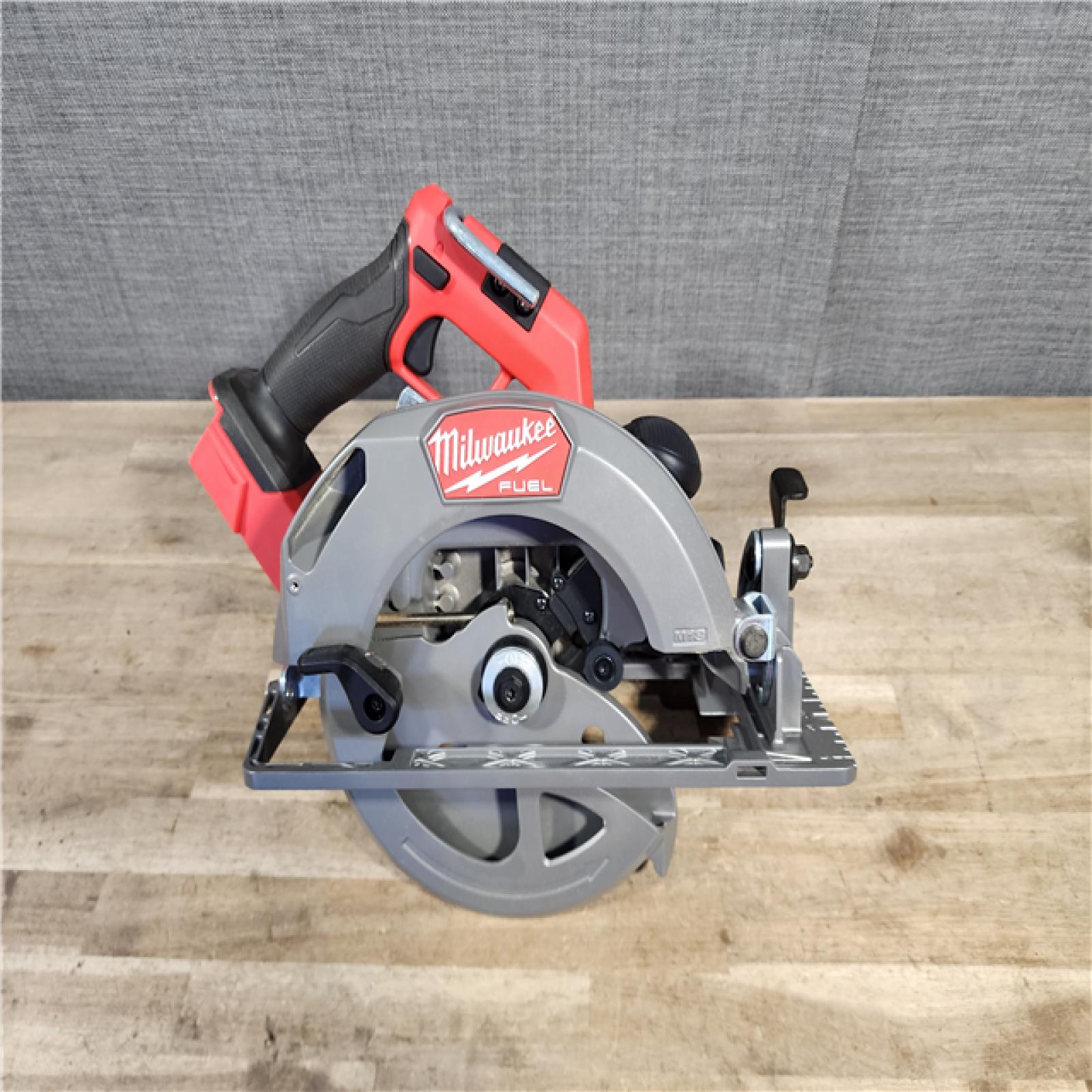 HOUSTON LOCATION - AS-IS Milwaukee M18 FUEL 7-1/4 Inch Circular Saw (Bare Tool)