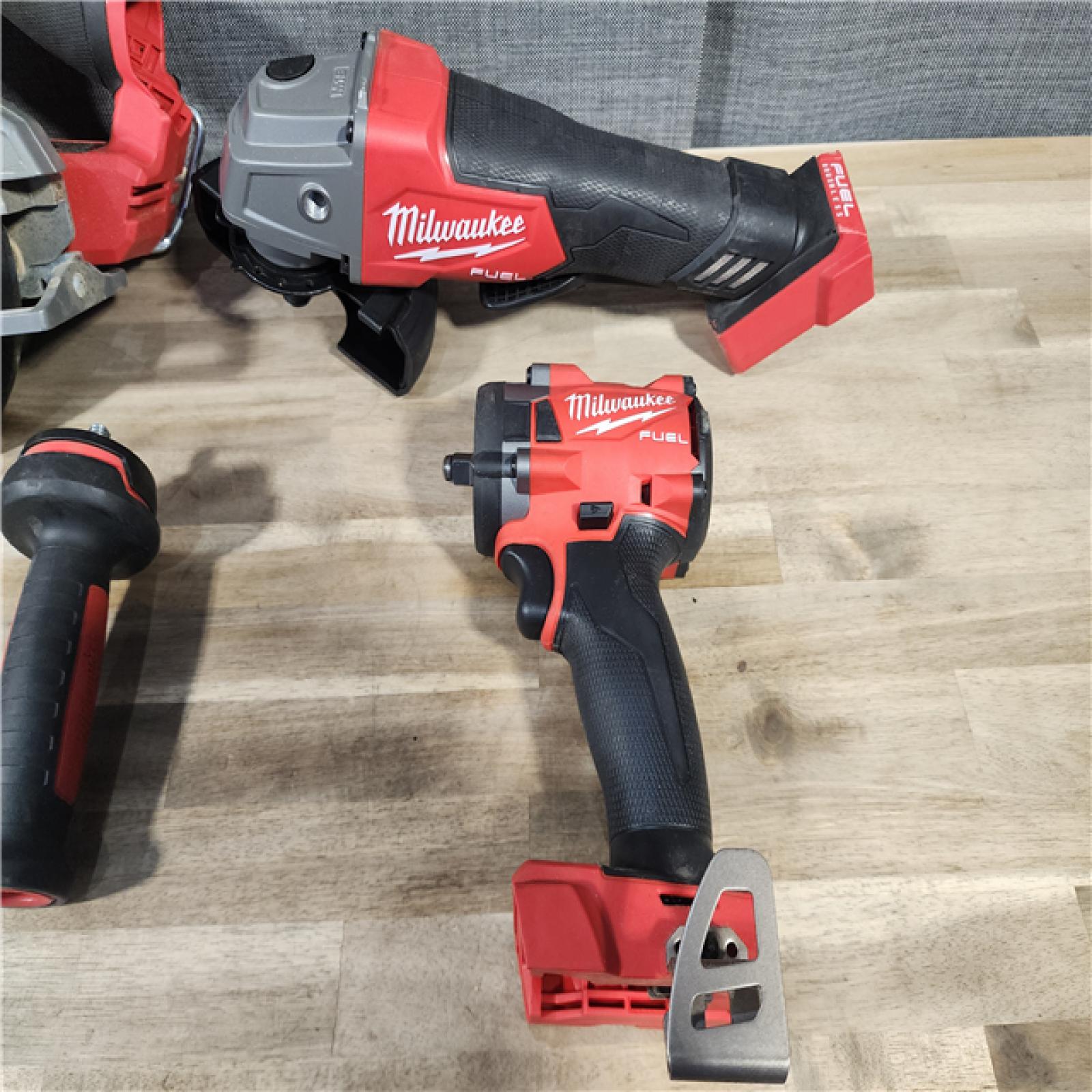HOUSTON LOCATION - AS-IS MILWAUKEE 3 TOOL COMBO KIT W/ (2) BATTERY & CHARGER
