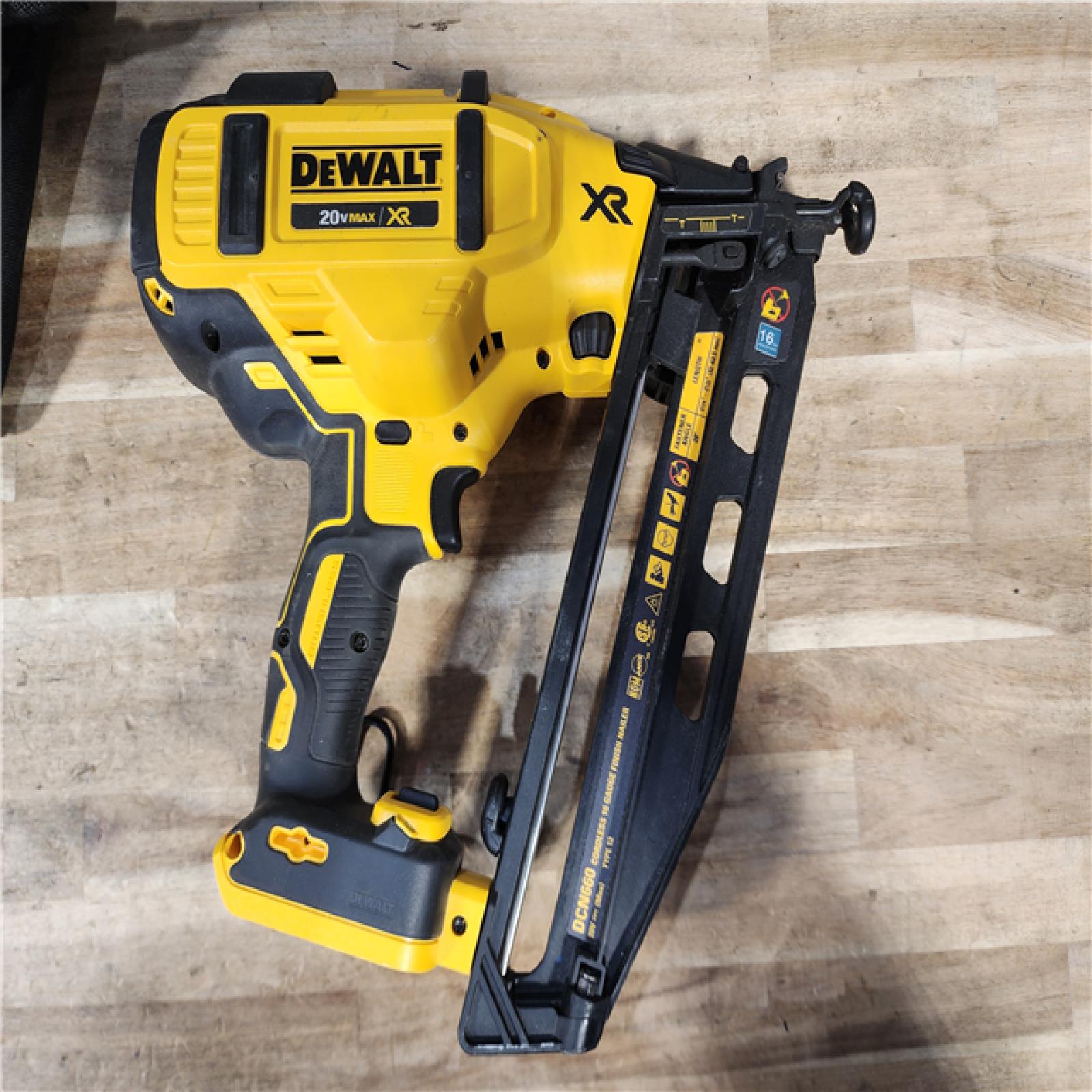 HOUSTON LOCATION - AS-IS DEWALT 20V MAX XR 16-Gauge Electric Cordless Angled Finishing Nailer Kit