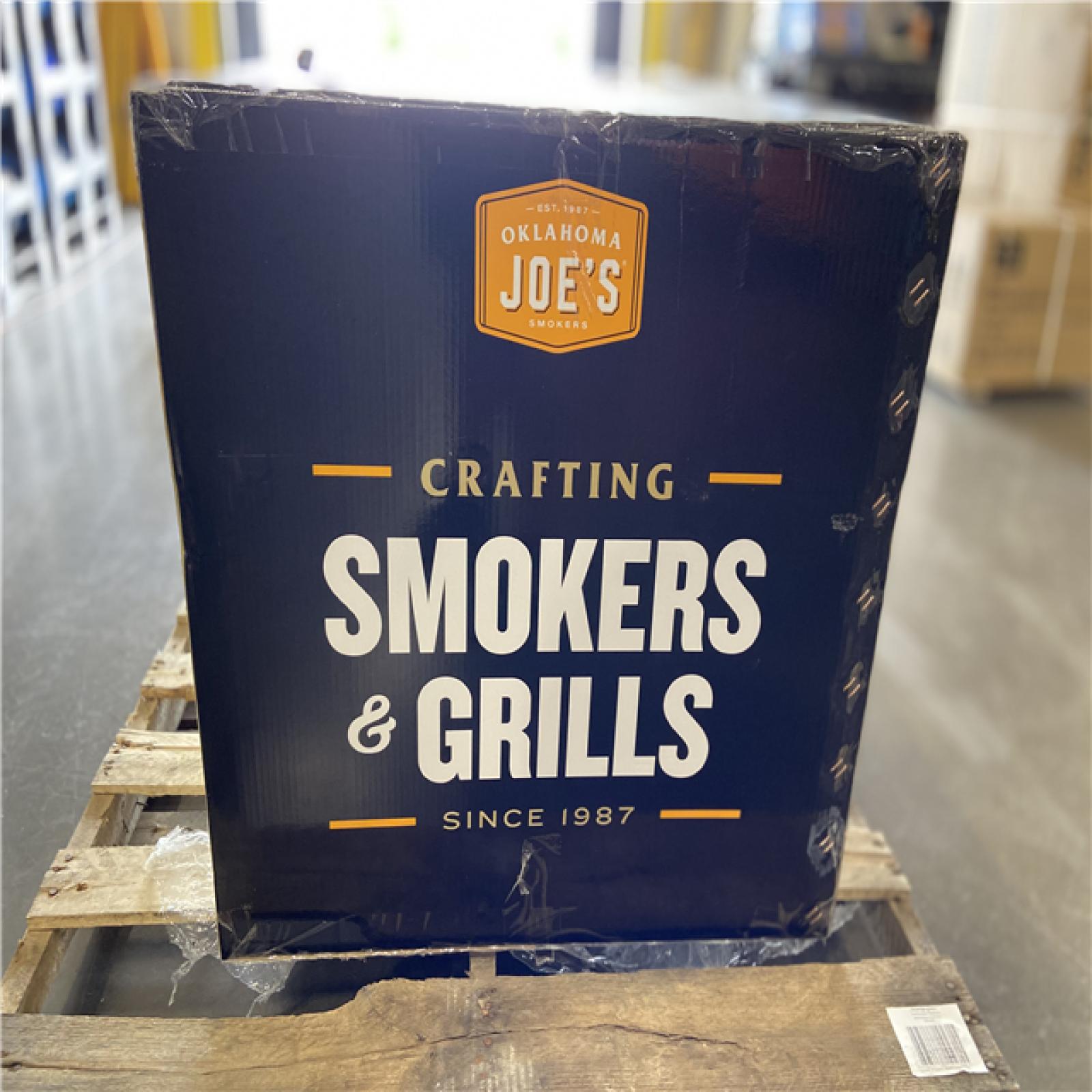 DALLAS LOCATION - OKLAHOMA JOE'S 3-Burner Canyon Combo Charcoal and Gas Smoker and Grill in Black