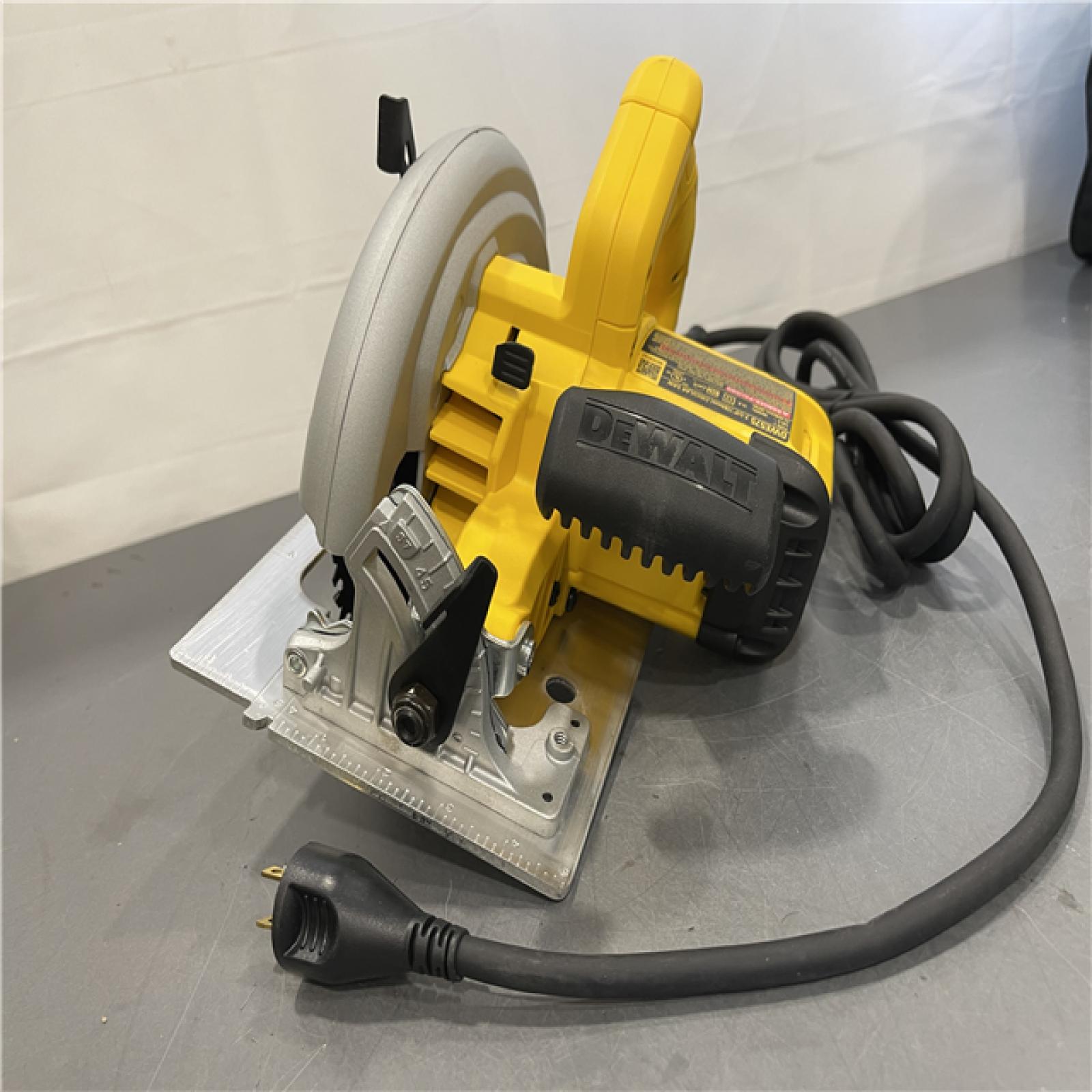 AS-IS - DeWalt 15 Amps 7-1/4 in. Corded Brushed Circular Saw