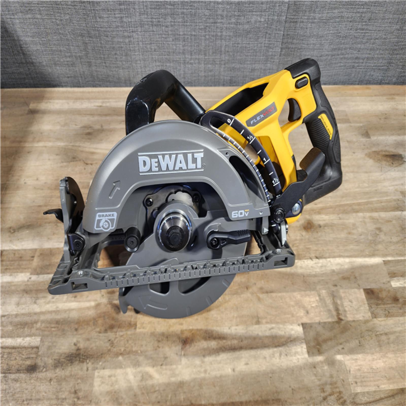 HOUSTON LOCATION - AS-IS (APPEARS LIKE NEW) DEWALT FLEXVOLT 60V MAX Cordless Brushless 7-1/4 in. Wormdrive Style Circular Saw (Tool Only)