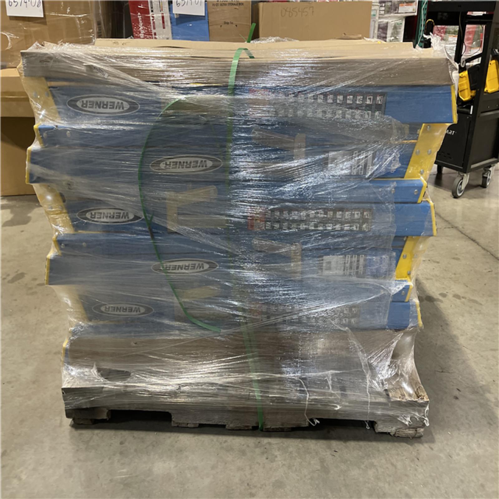 DALLAS LOCATION - Werner 4 Ft. 250 Lbs. Load Capacity Type-I Duty Rating Fiberglass Step Ladder PALLET-(12 UNITS)