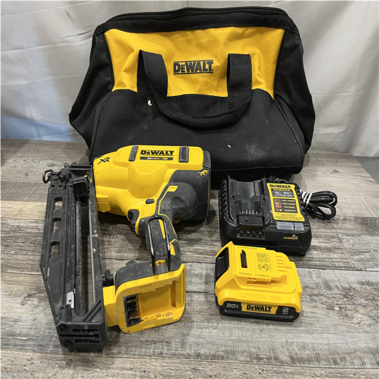 AS-IS DEWALT 20V MAX XR 16-Gauge Electric Cordless Angled Finishing Nailer Kit