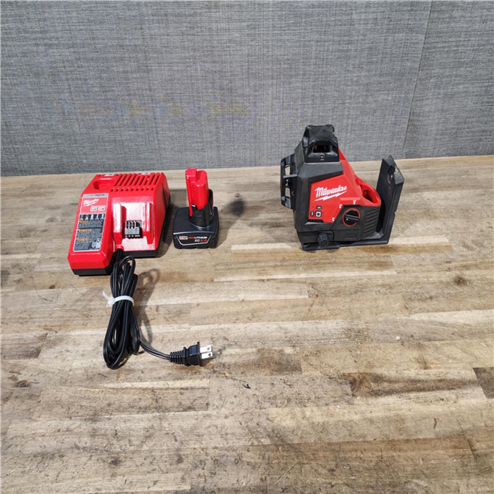 HOUSTON LOCATION - AS-IS Milwaukee-3632-21 M12 Green Beam Laser 360° 3-Plane Kit