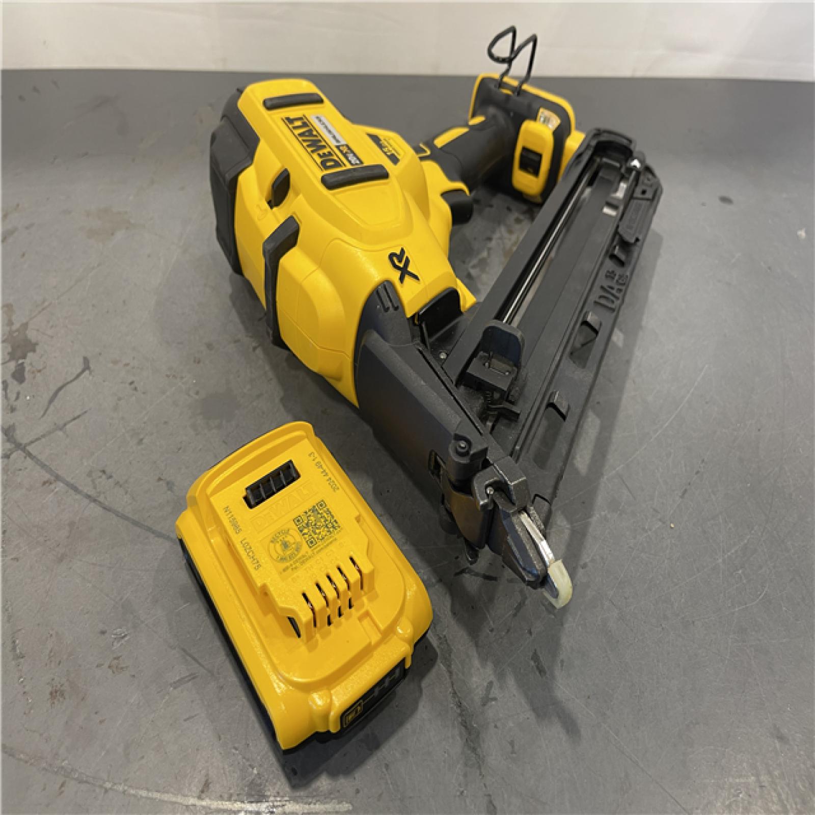 AS-IS - DeWalt 20V MAX XR Lithium-Ion Cordless 2-1/2 in. 15-Gauge Finish Nailer Kit