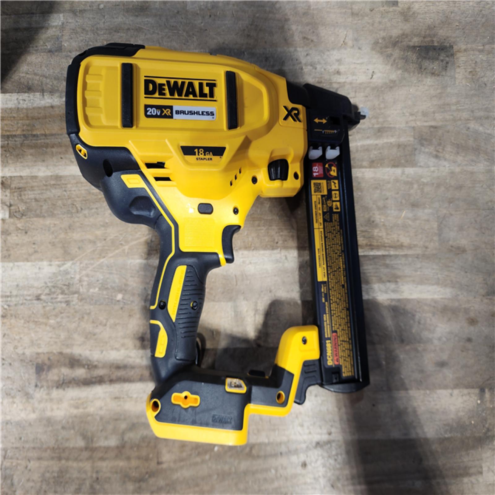 HOUSTON LOCATION - AS-IS DeWALT DCN681D1 20V MAX 18ga Cordless Brushless Narrow Crown Stapler Kit w/ BATTERY & CHARGER