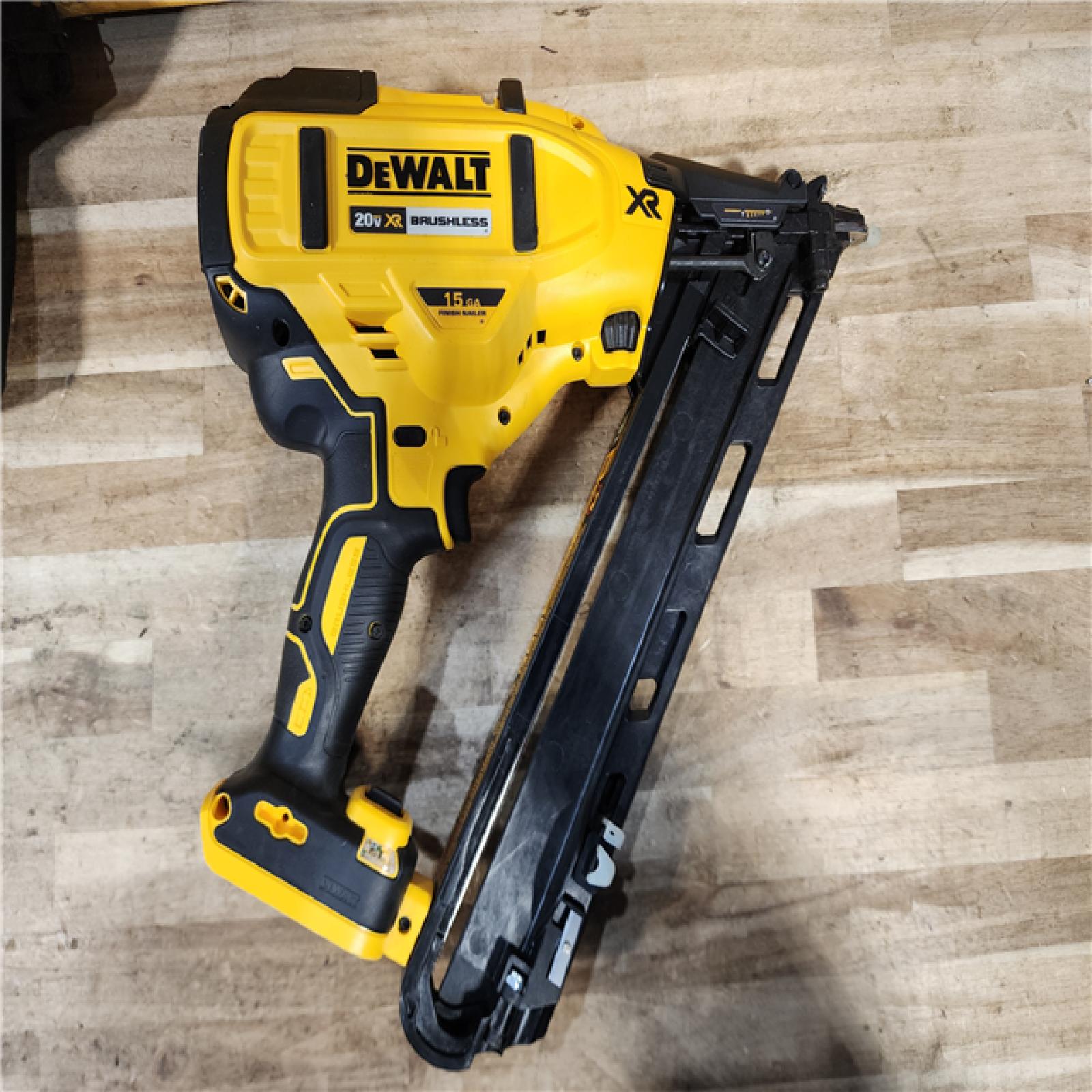 HOUSTON LOCATION - AS-IS DEWALT 20V MAX XR Lithium-Ion Cordless 2-1/2 in. 15-Gauge Finish Nailer Kit