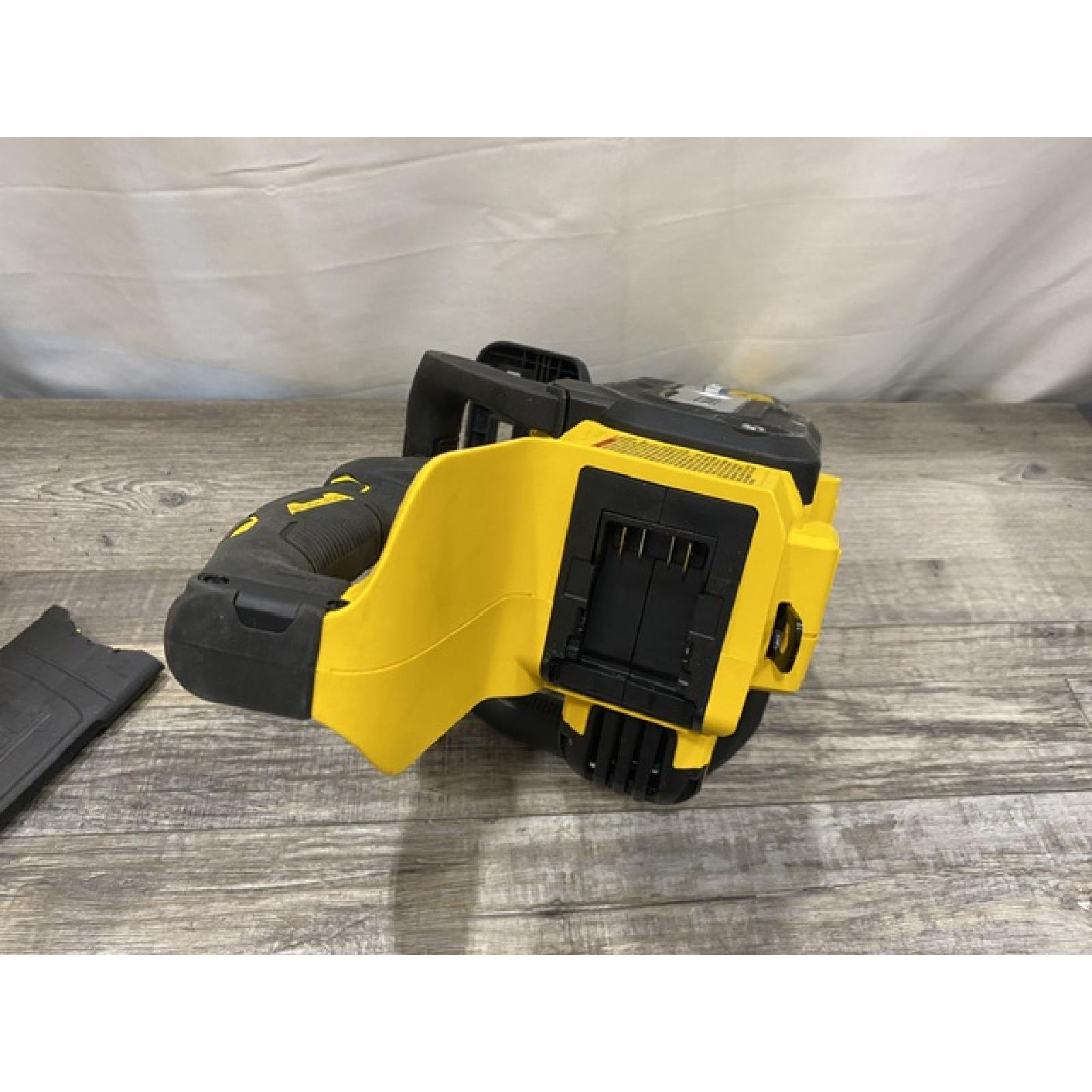 AS-IS DEWALT 20V MAX Compact 12 Brushless Cordless Chainsaw Kit